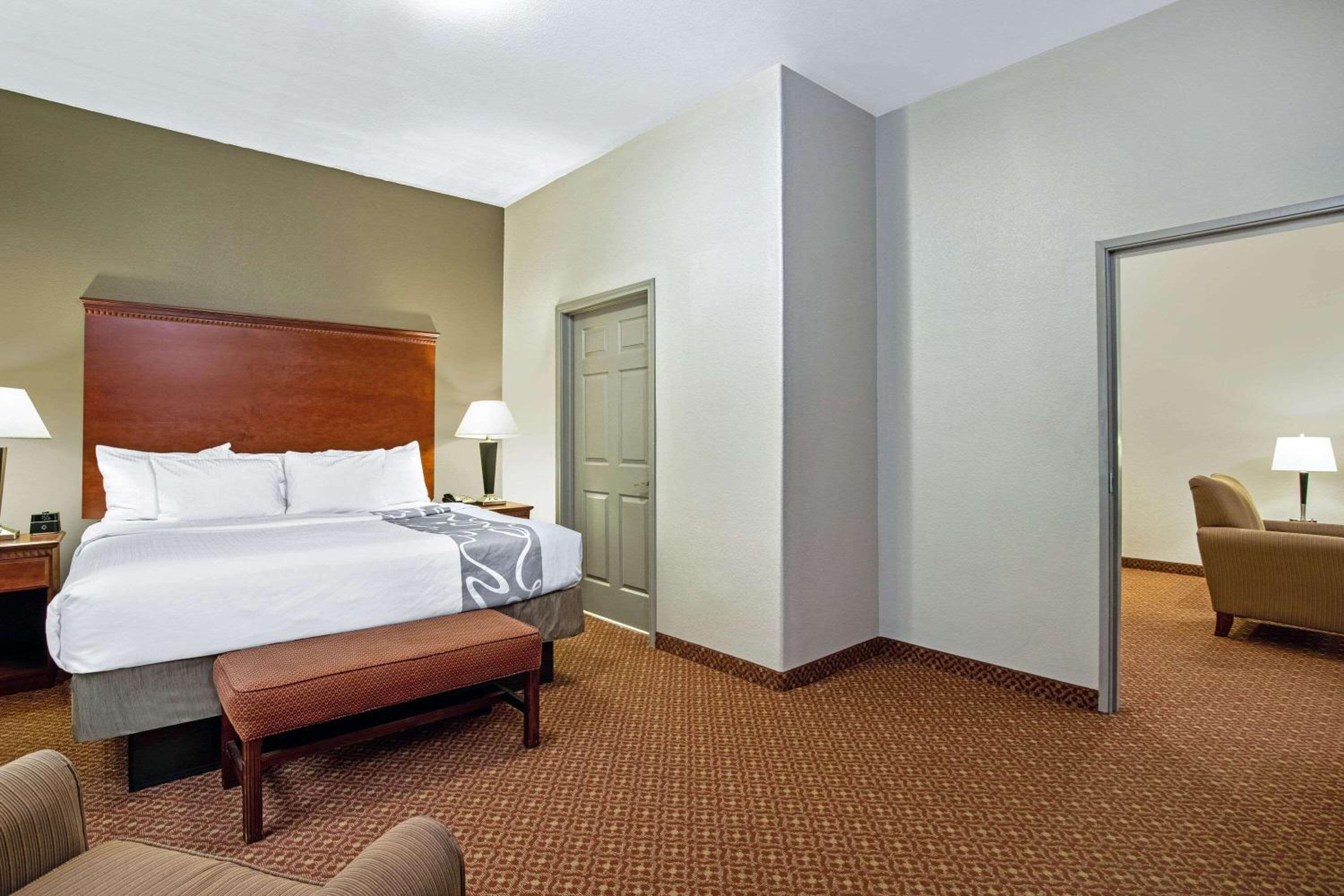 Deluxe King Suite - Non-Smoking - Photo 2