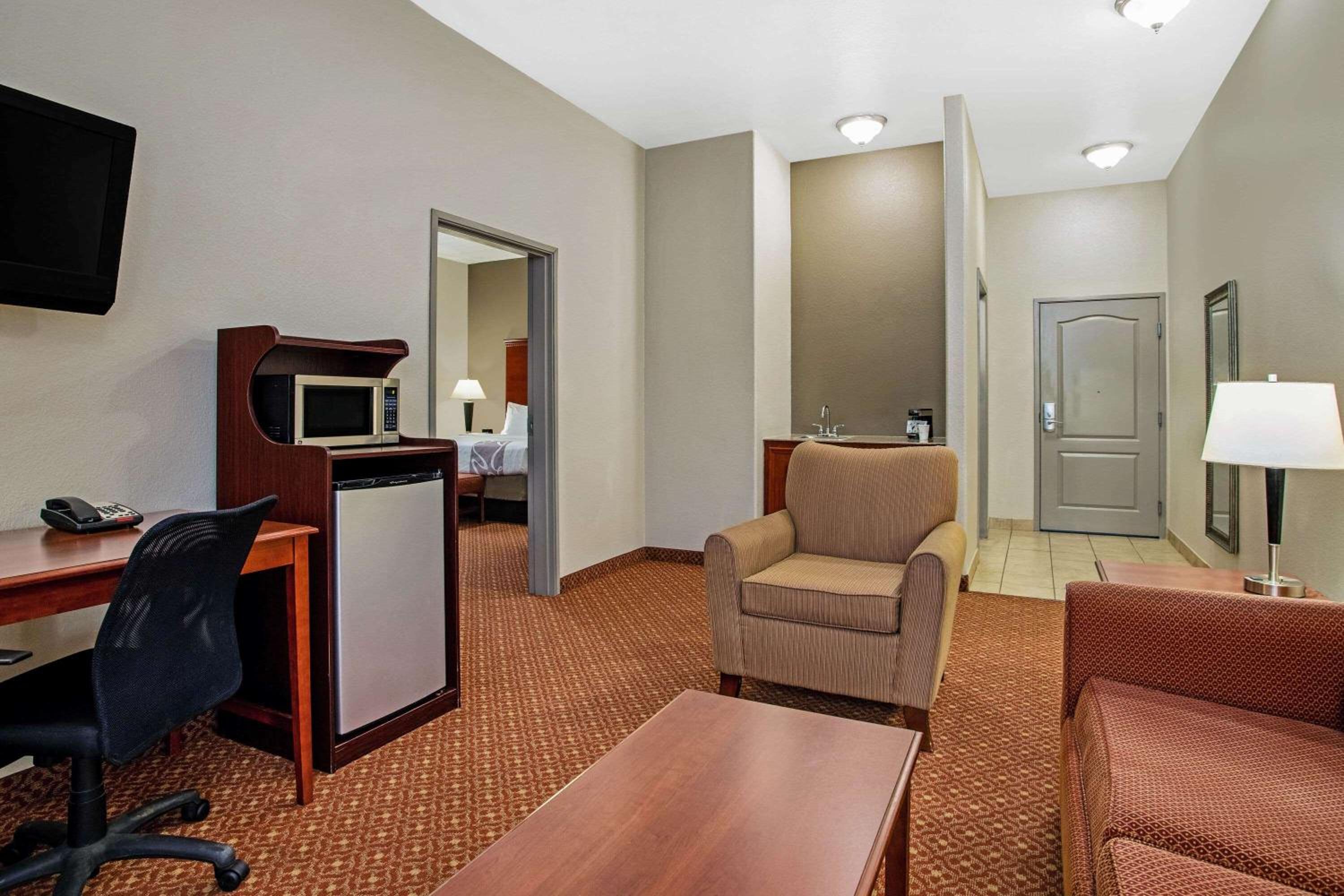 Deluxe King Suite - Non-Smoking - Photo 2