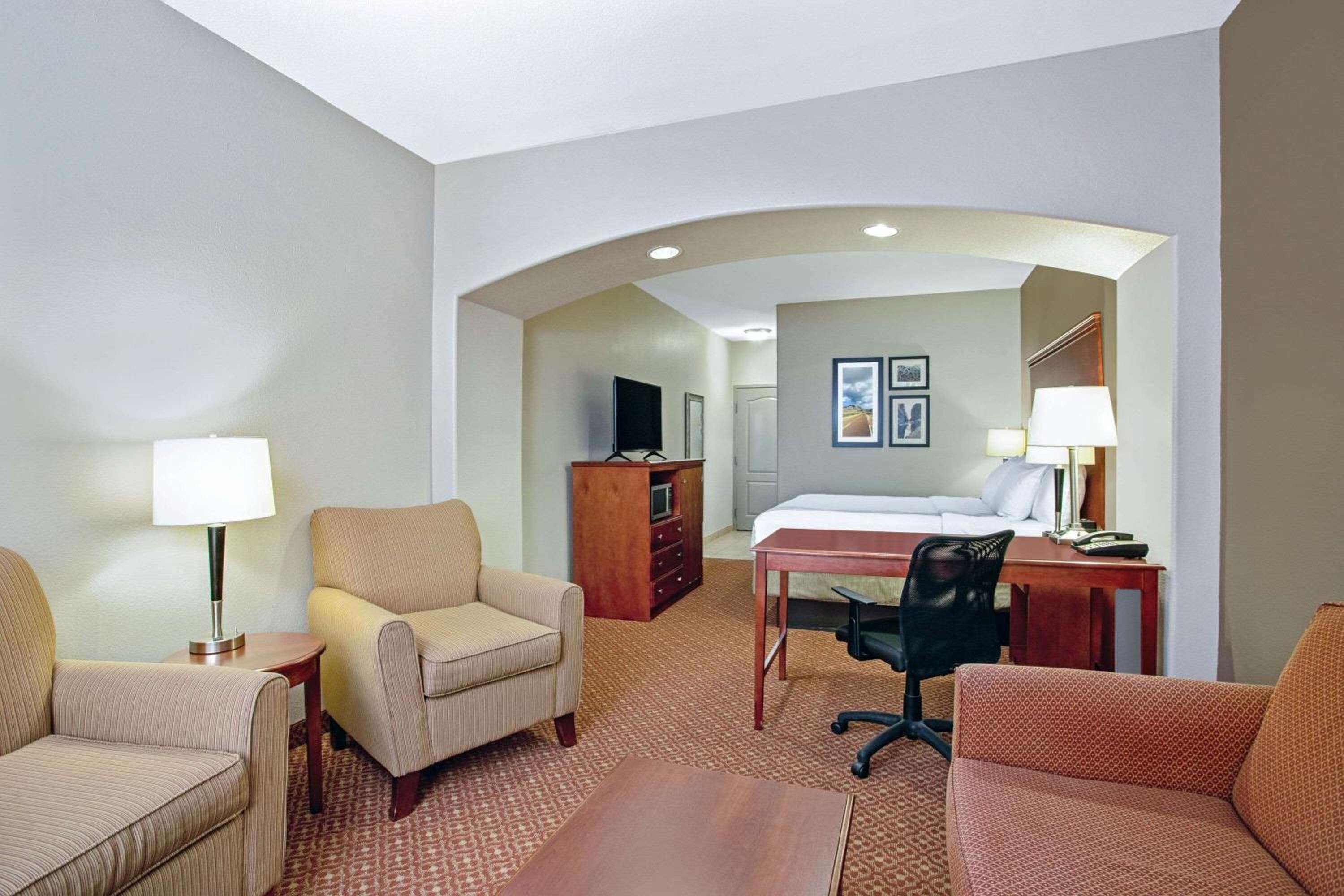 Deluxe King Suite with Bath Tub - Mobility/Hearing Access - Non-Smoking - Photo 3