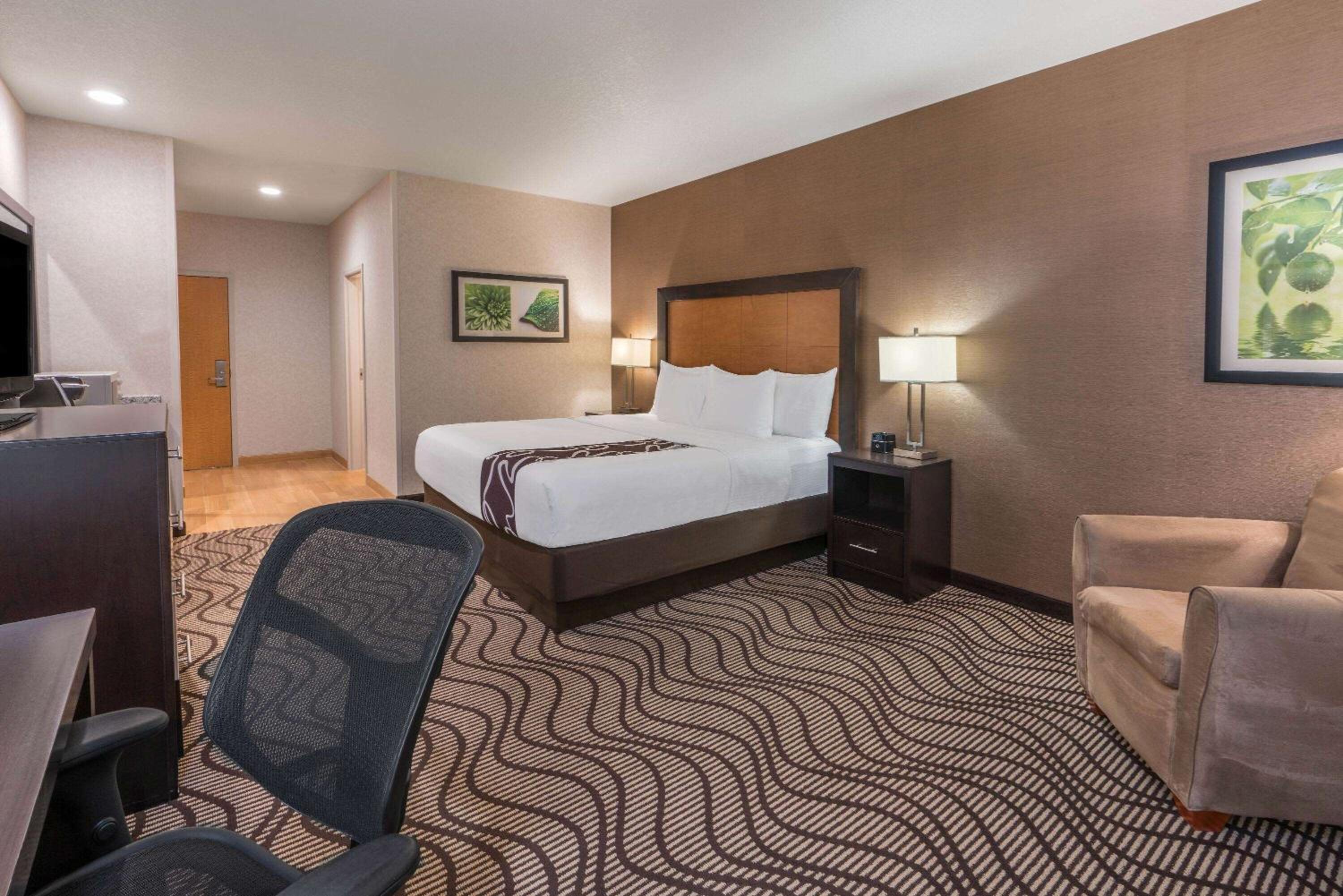 Deluxe King Room - Photo 1