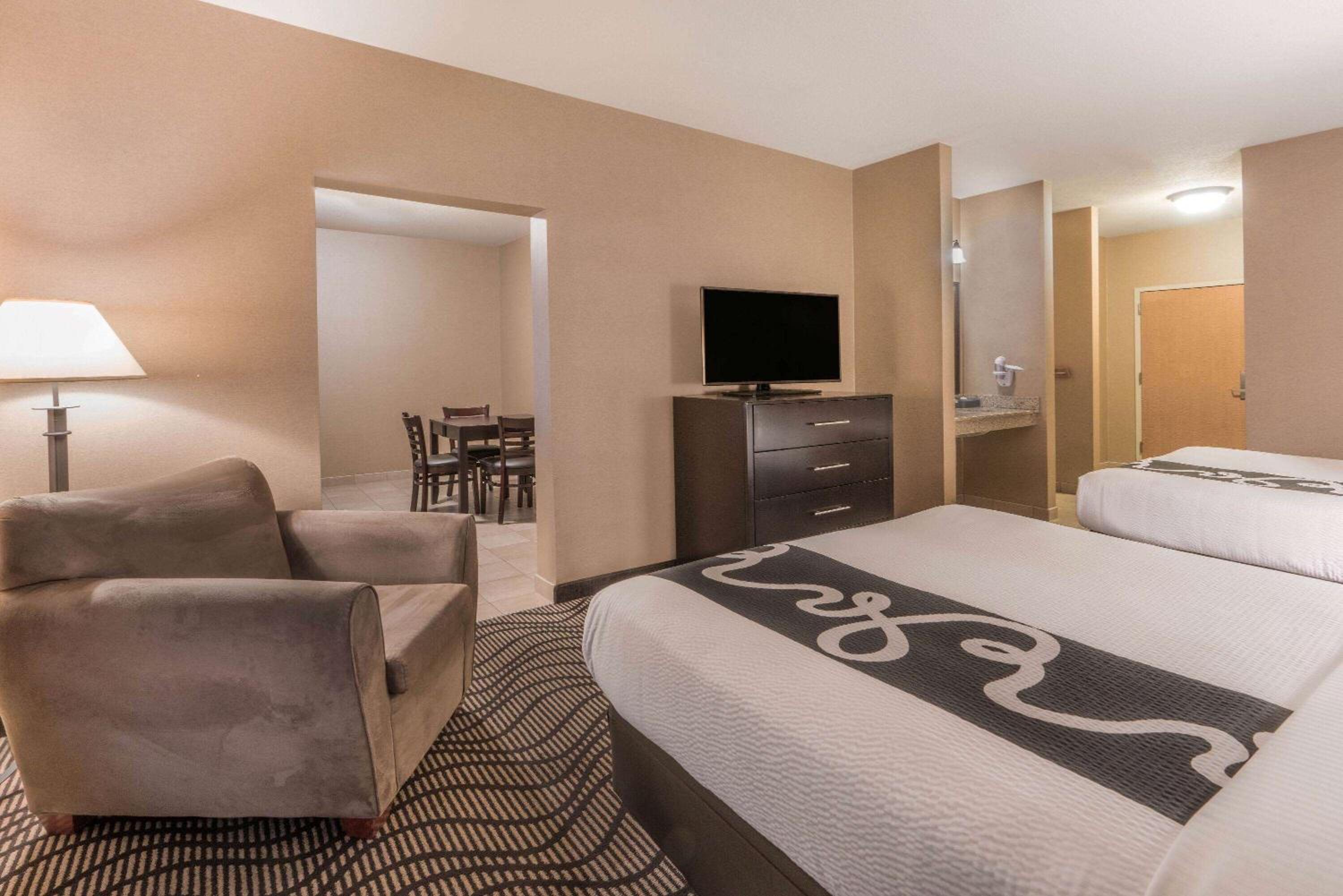 Queen Room w/Two Queen Beds & Kitchenette Mobility/Hearing Access - Non-Smoking