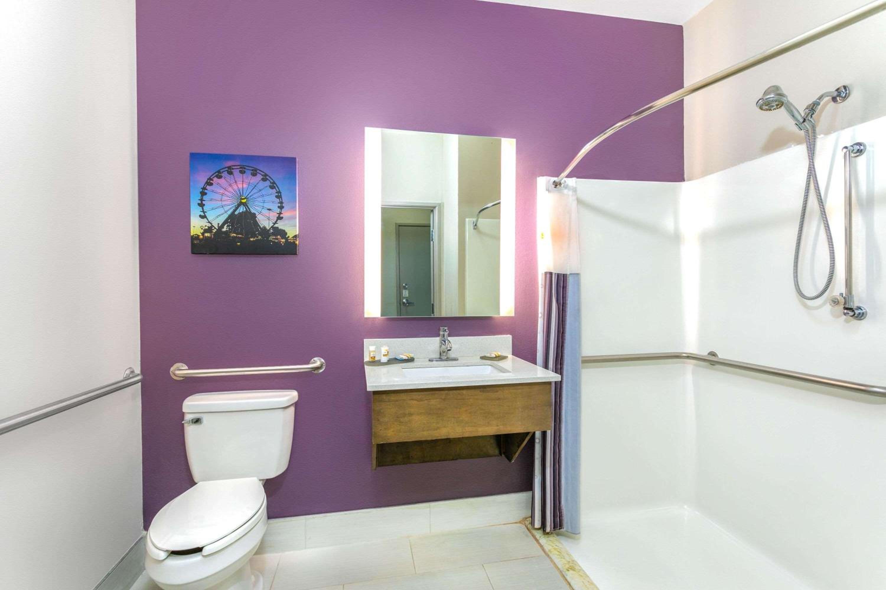 Queen Room with Two Queen Beds and Roll-In Shower - Mobility/Hearing Impaired Accessible/Non-Smoking - Photo 9