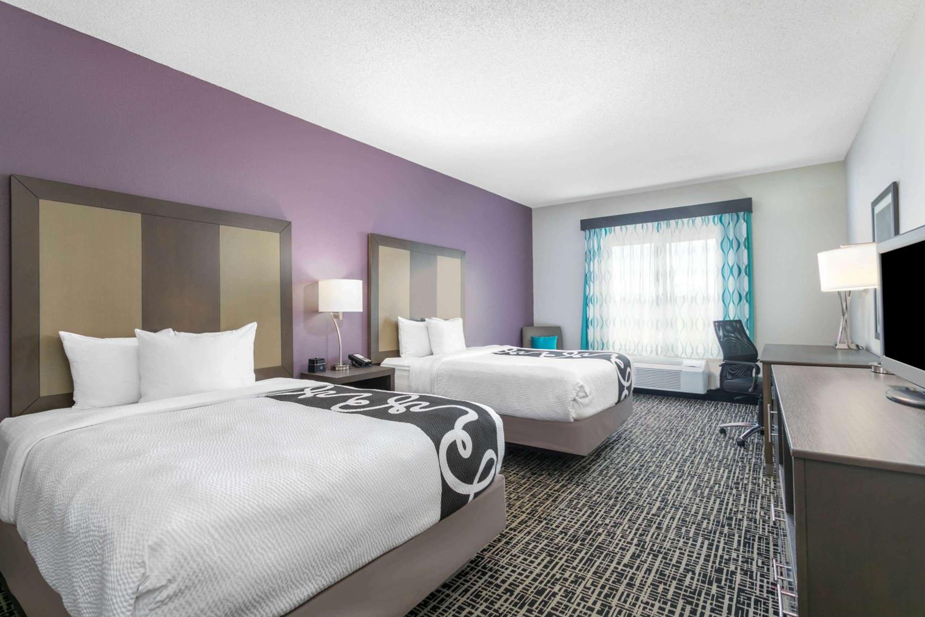 Queen Room with Two Queen Beds - Photo 8