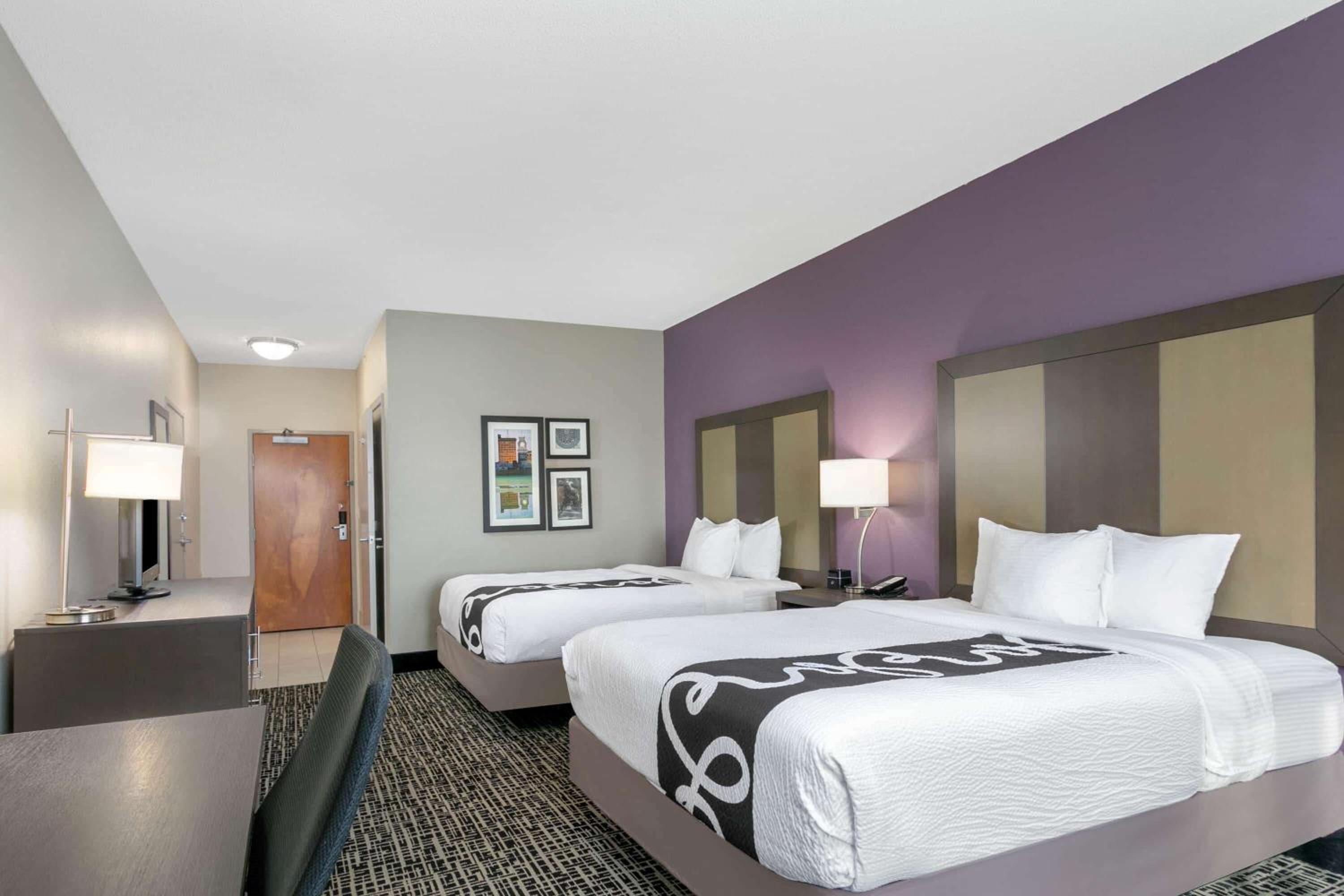 Queen Room with Two Queen Beds - Photo 10