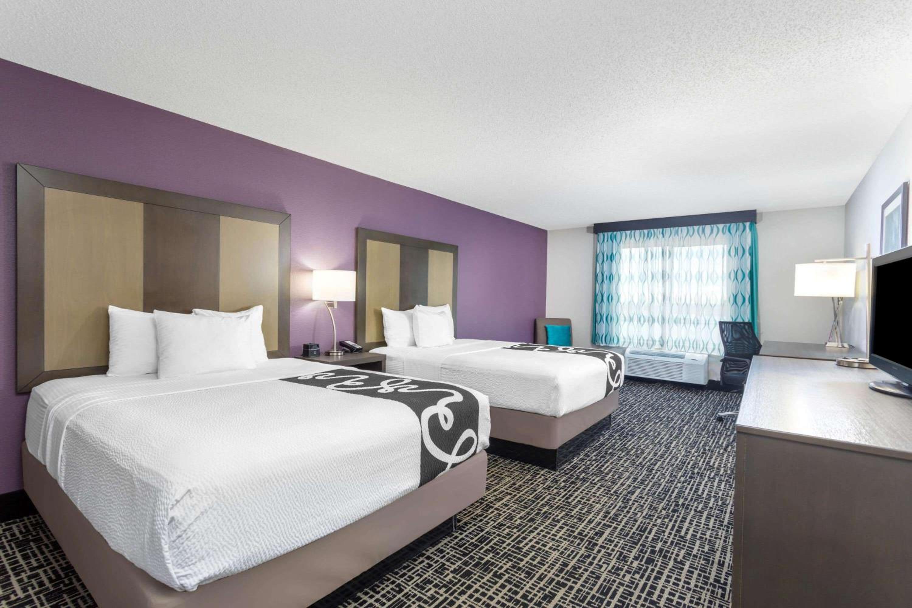 Queen Room with Two Queen Beds - Photo 9