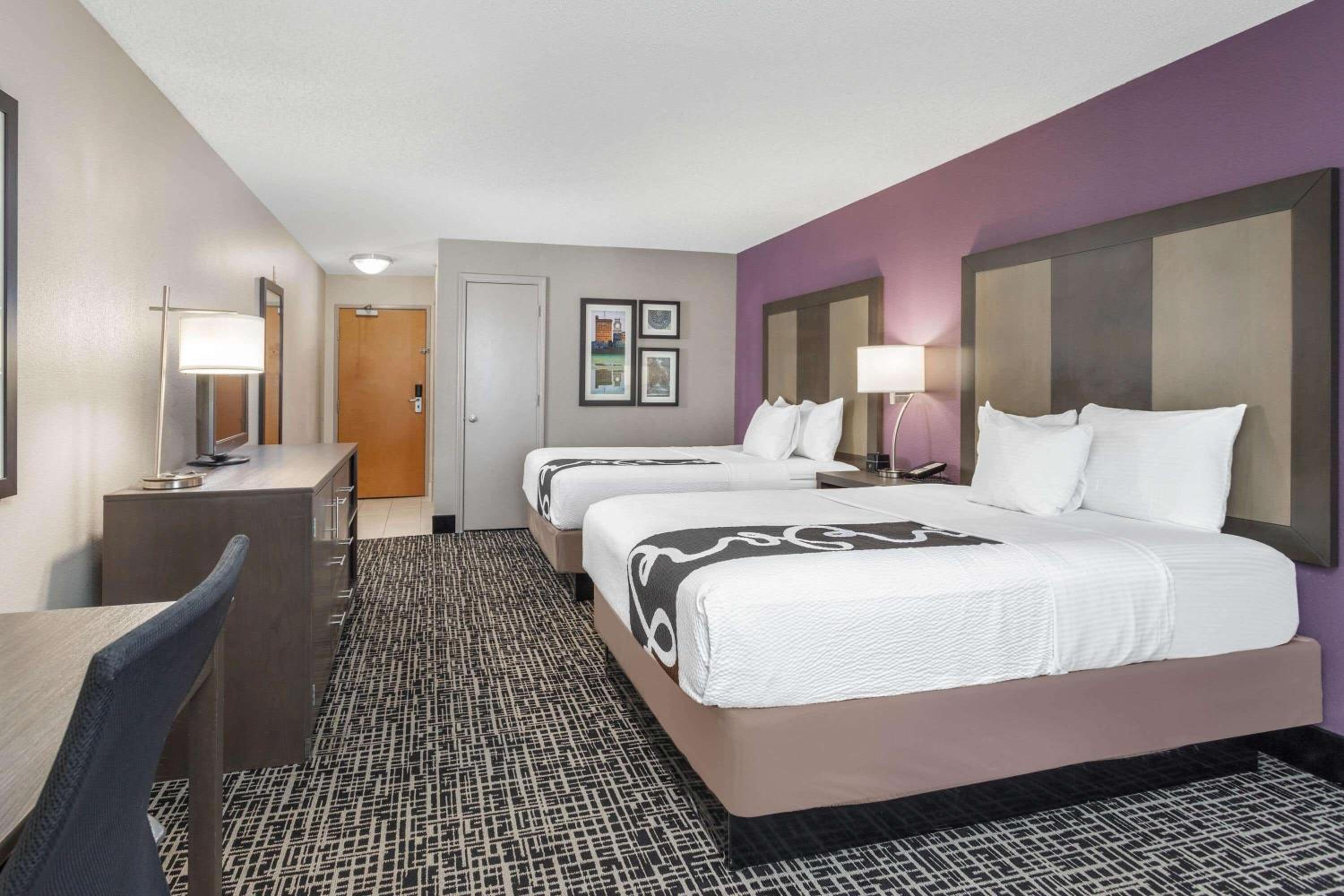 Queen Room with Two Queen Beds - Photo 12