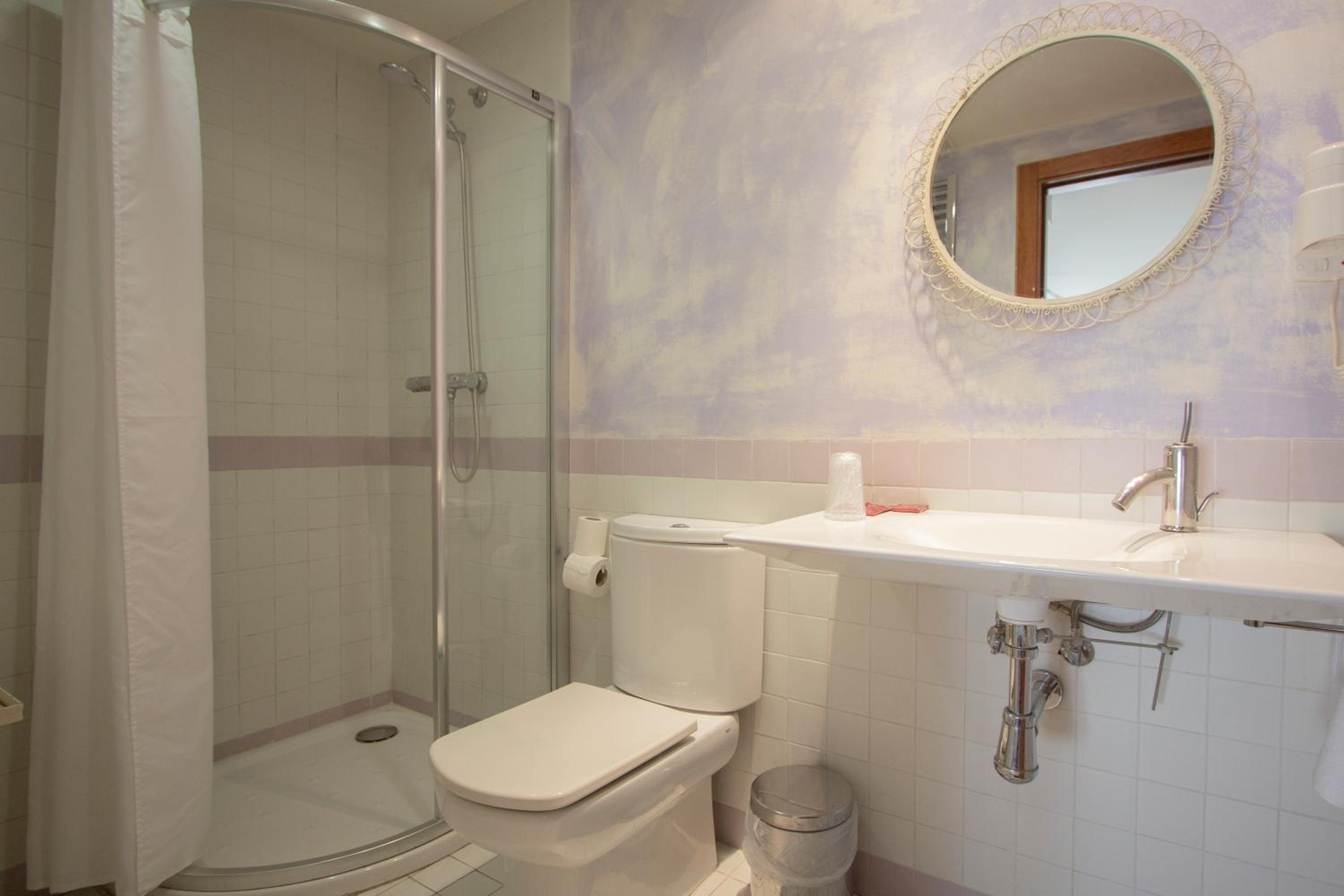 Twin Room - Photo 2