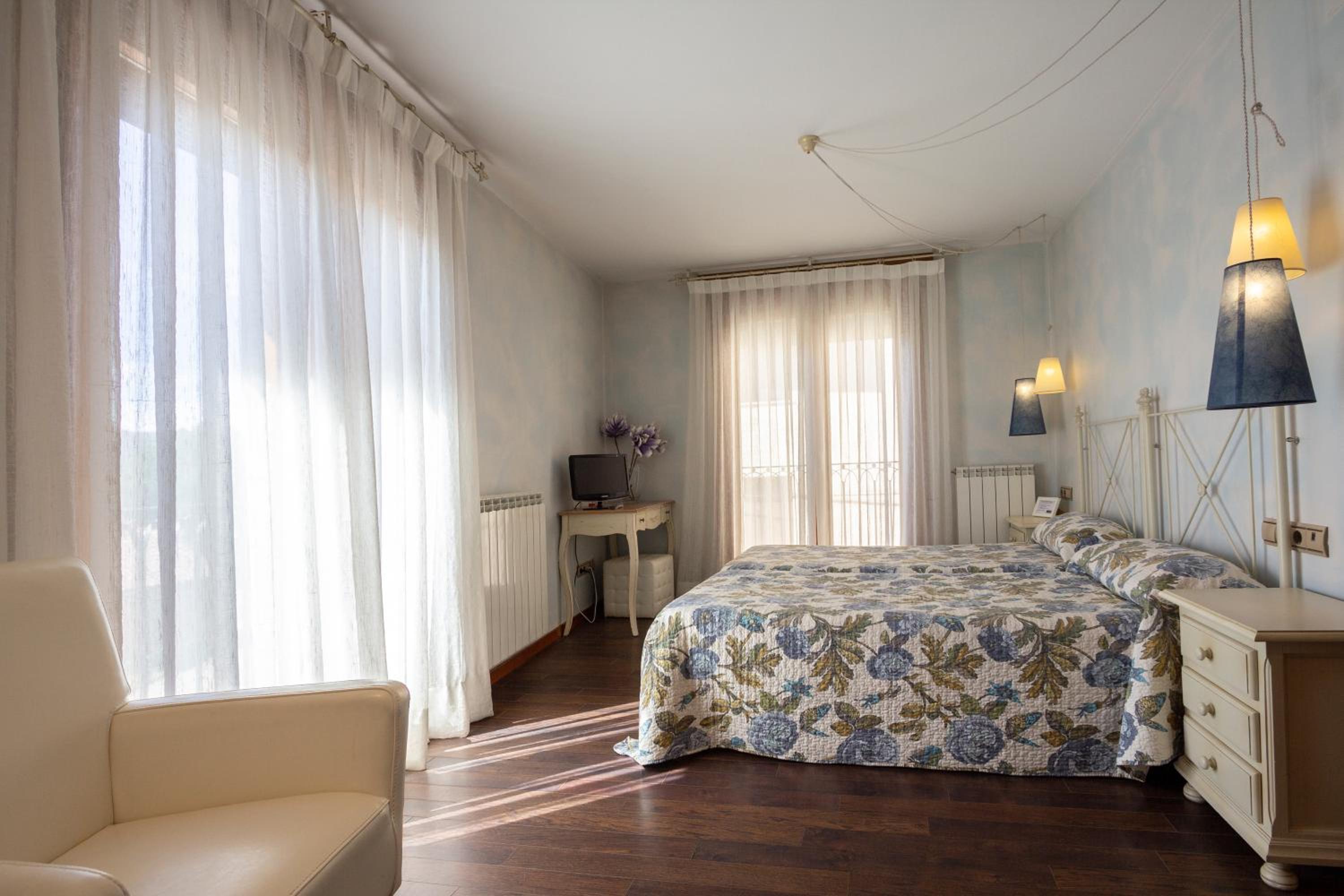 Twin Room - Photo 3