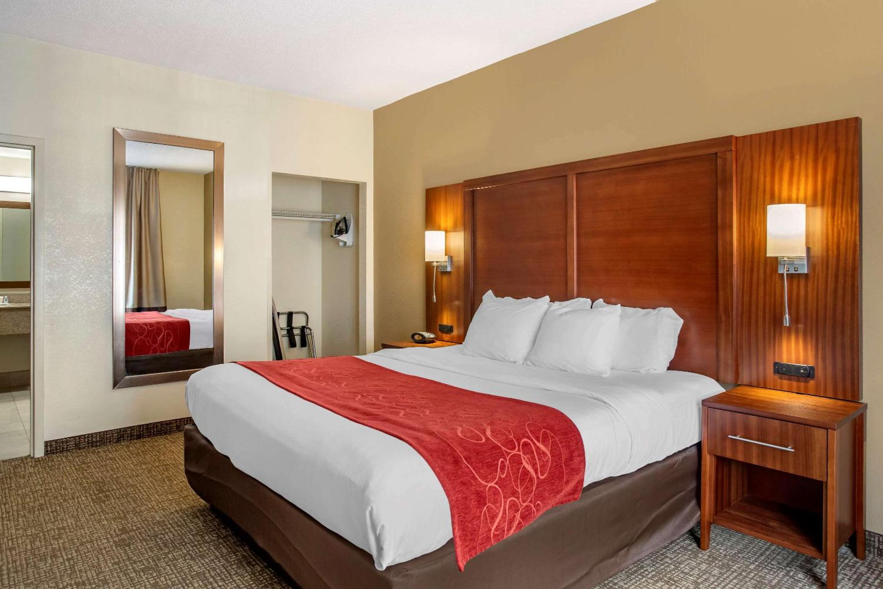 King Suite - Non-Smoking - Photo 3