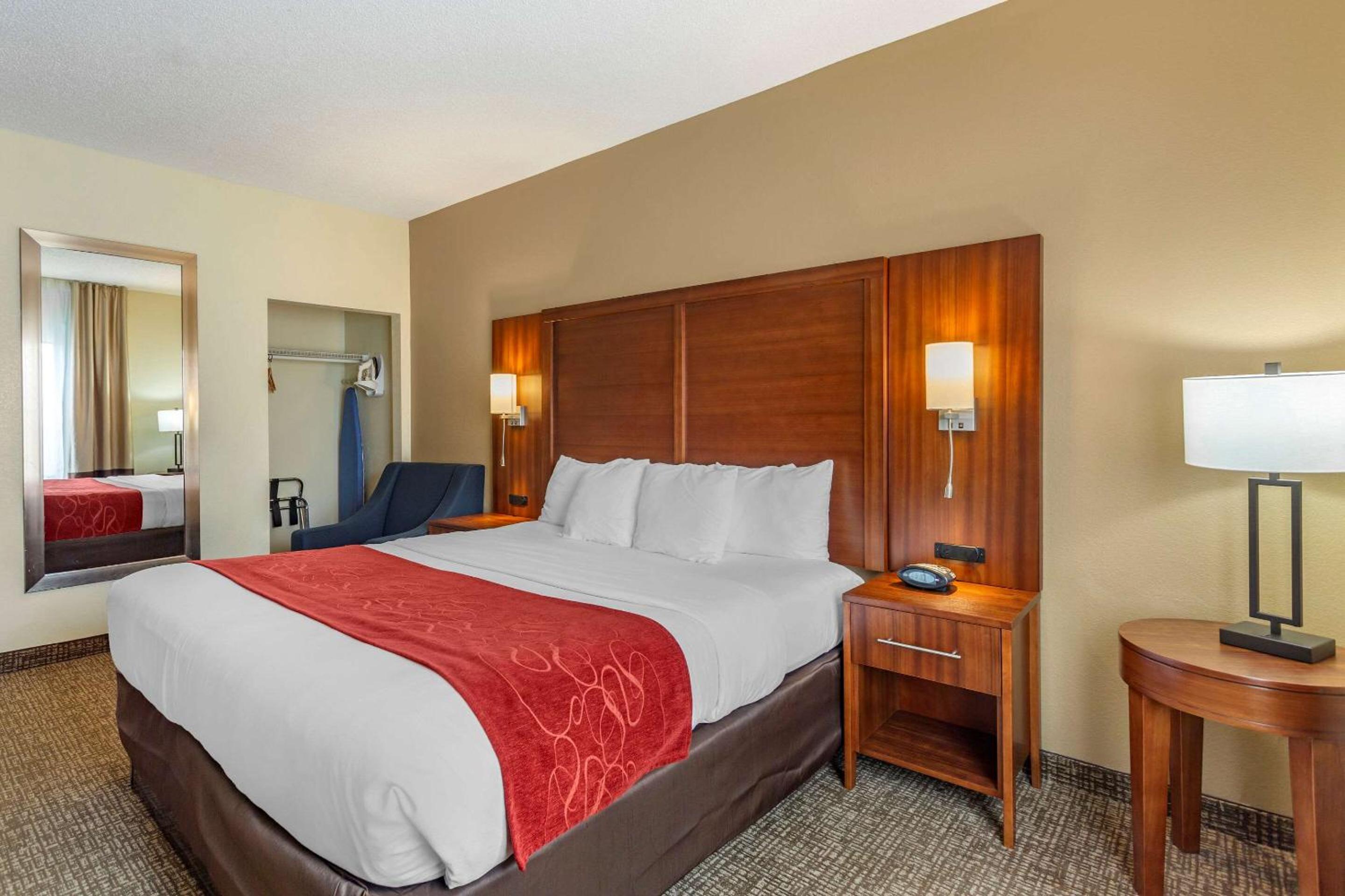 King Suite - Non-Smoking - Photo 2