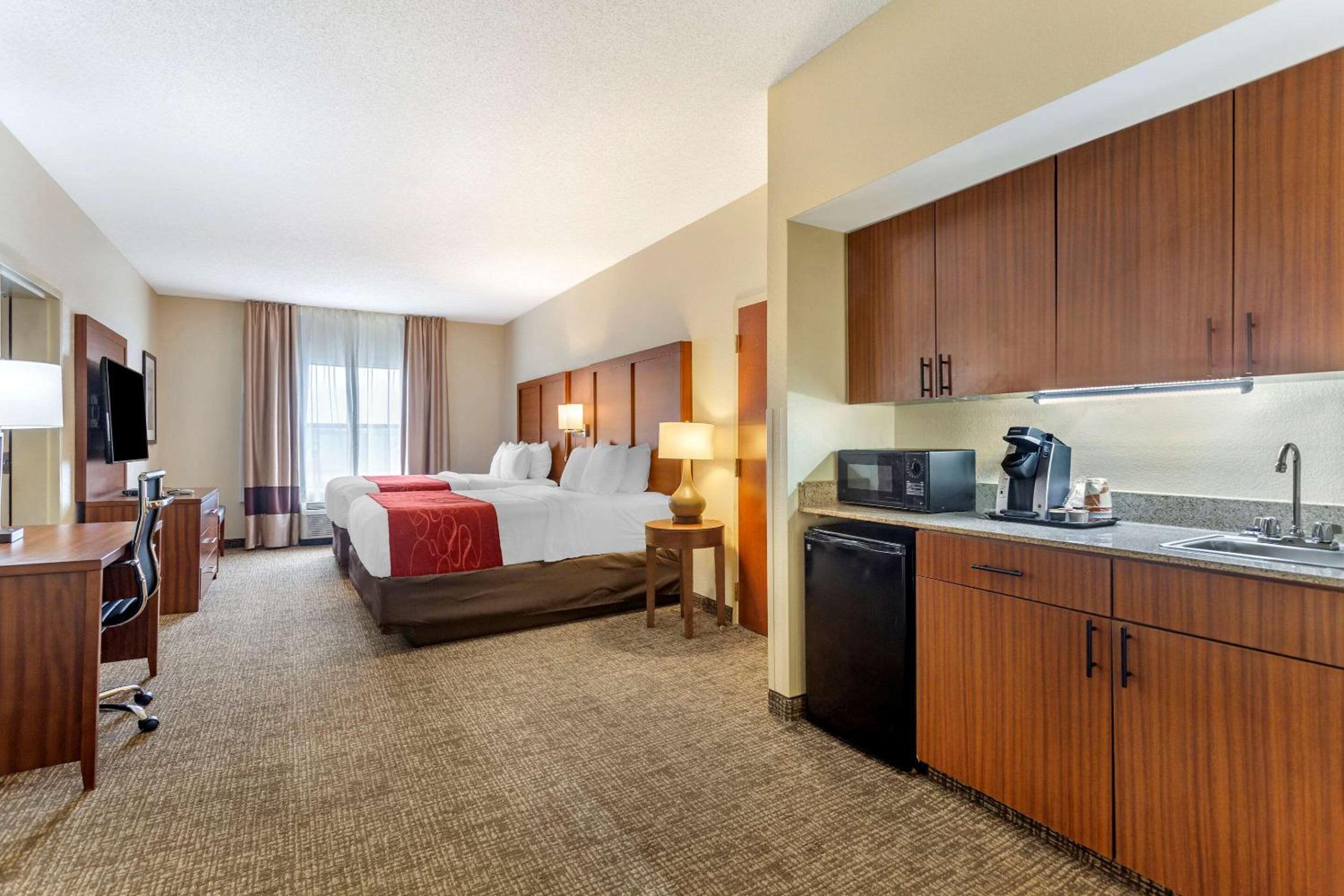 Queen Suite with Two Queen Beds - Non-Smoking - Photo 2