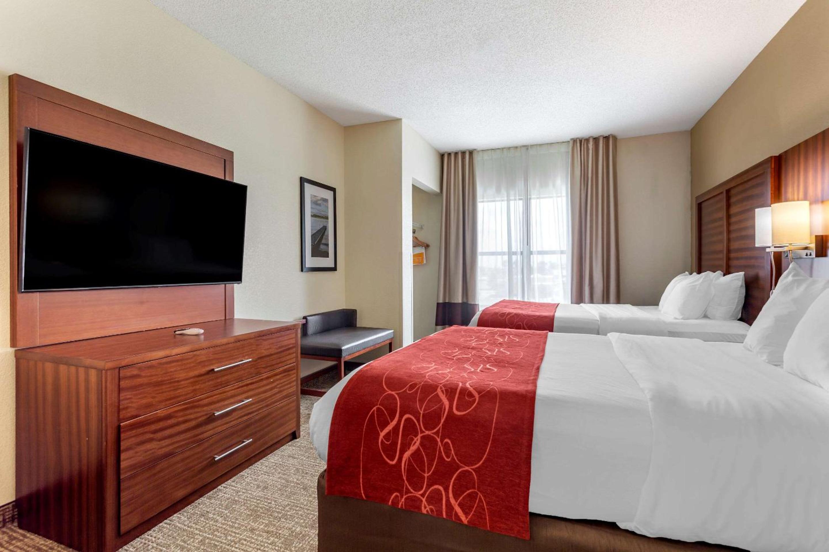 Queen Suite with Two Queen Beds - Non-Smoking - Photo 3