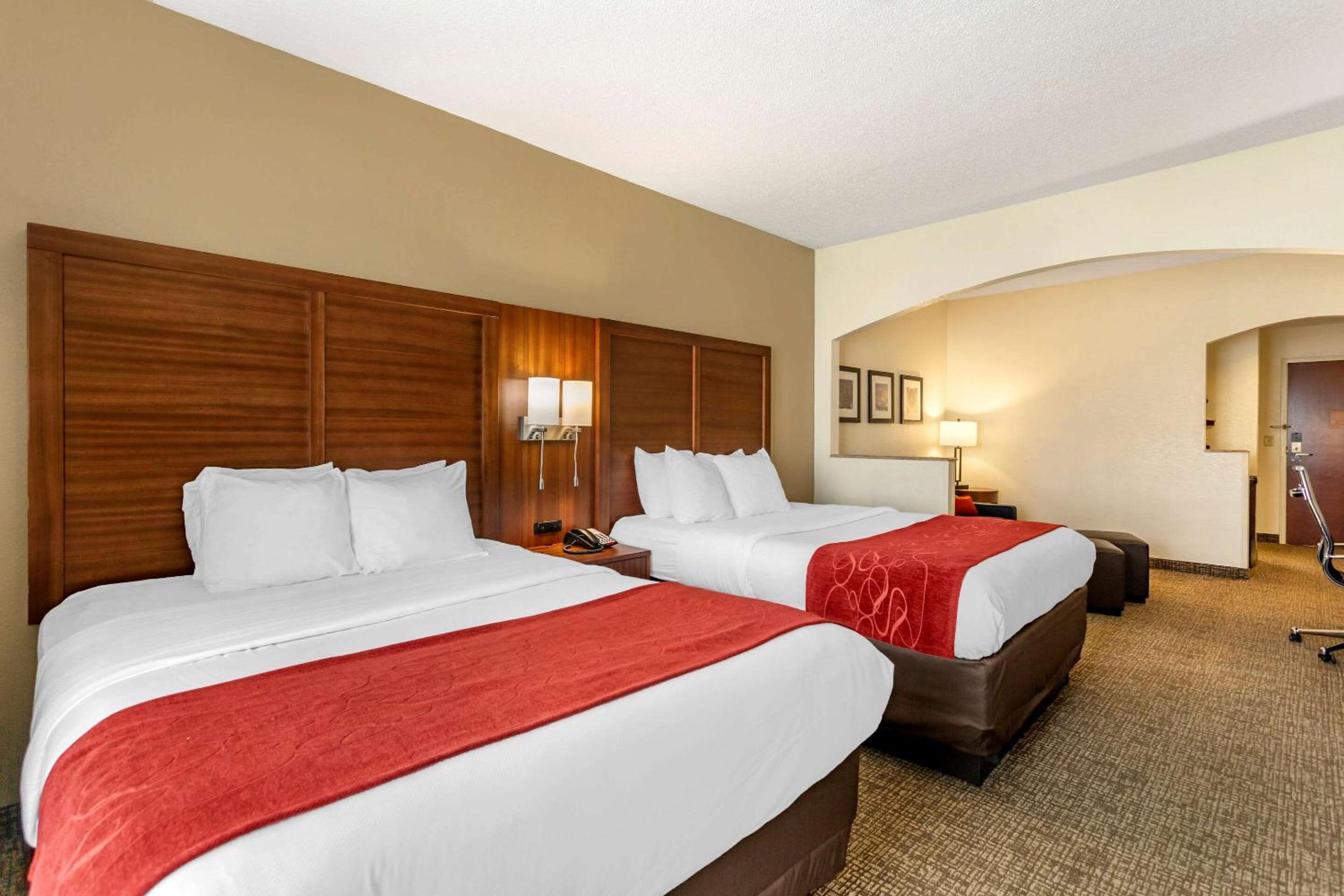 Queen Suite with Two Queen Beds - Non-Smoking - Photo 4