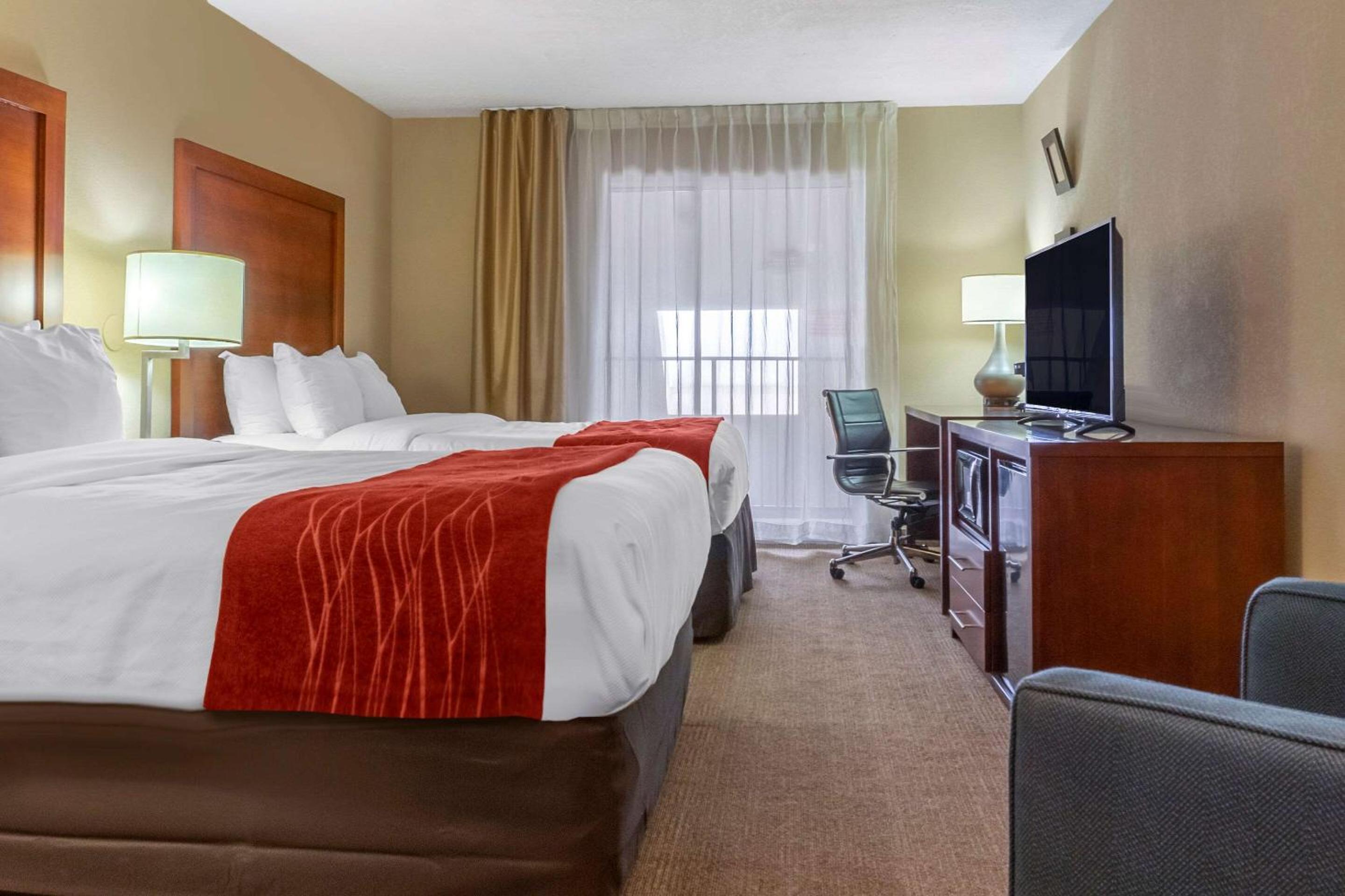 Double Room with Two Double Beds and View - Non-Smoking - Photo 4