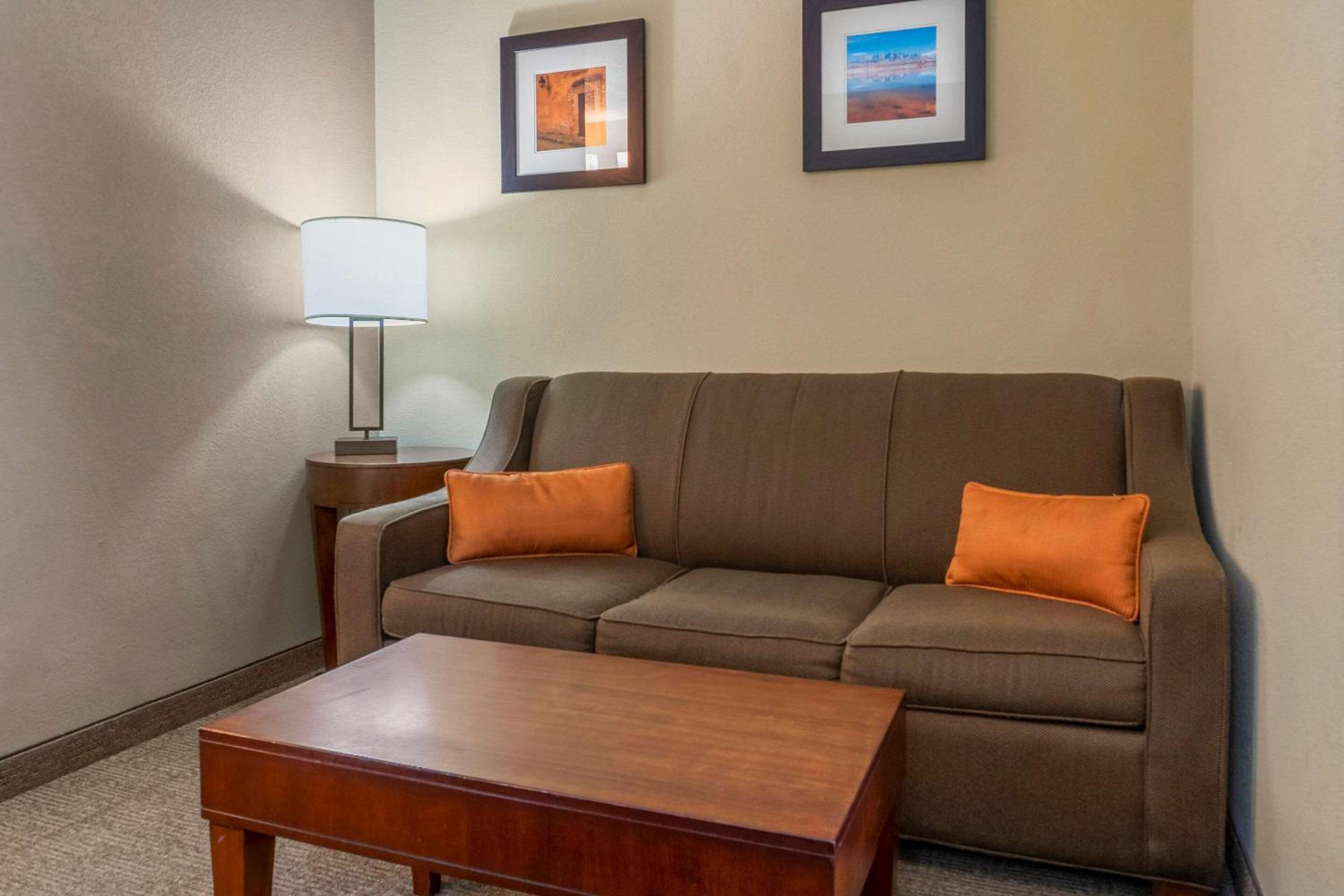 King Suite - Non-Smoking - Photo 3