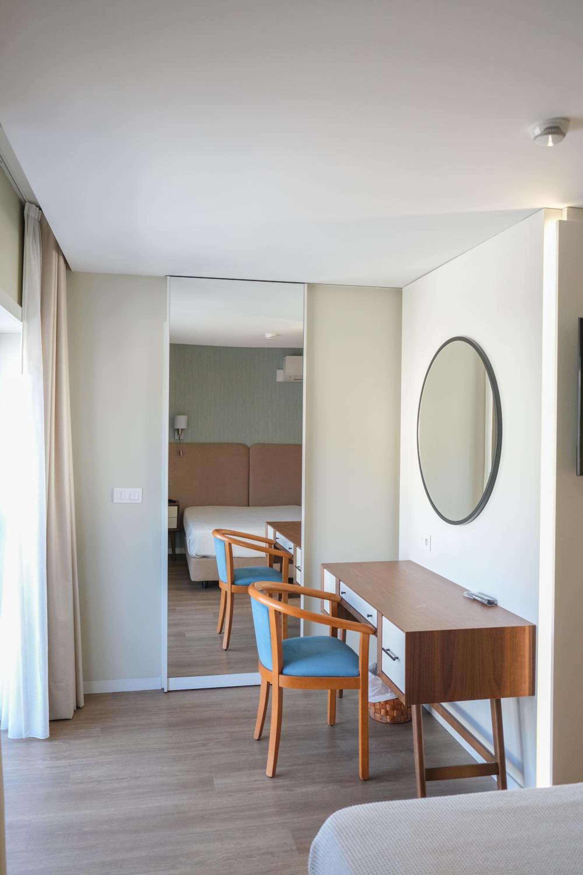 Double or Twin Room with Mountain View - Photo 4