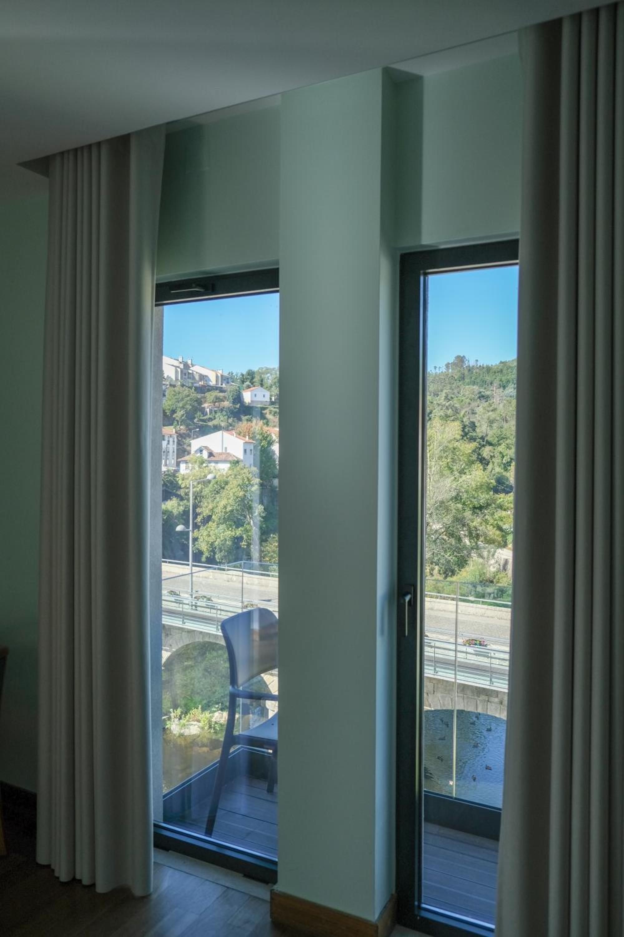 Double or Twin Room with River View - Photo 7