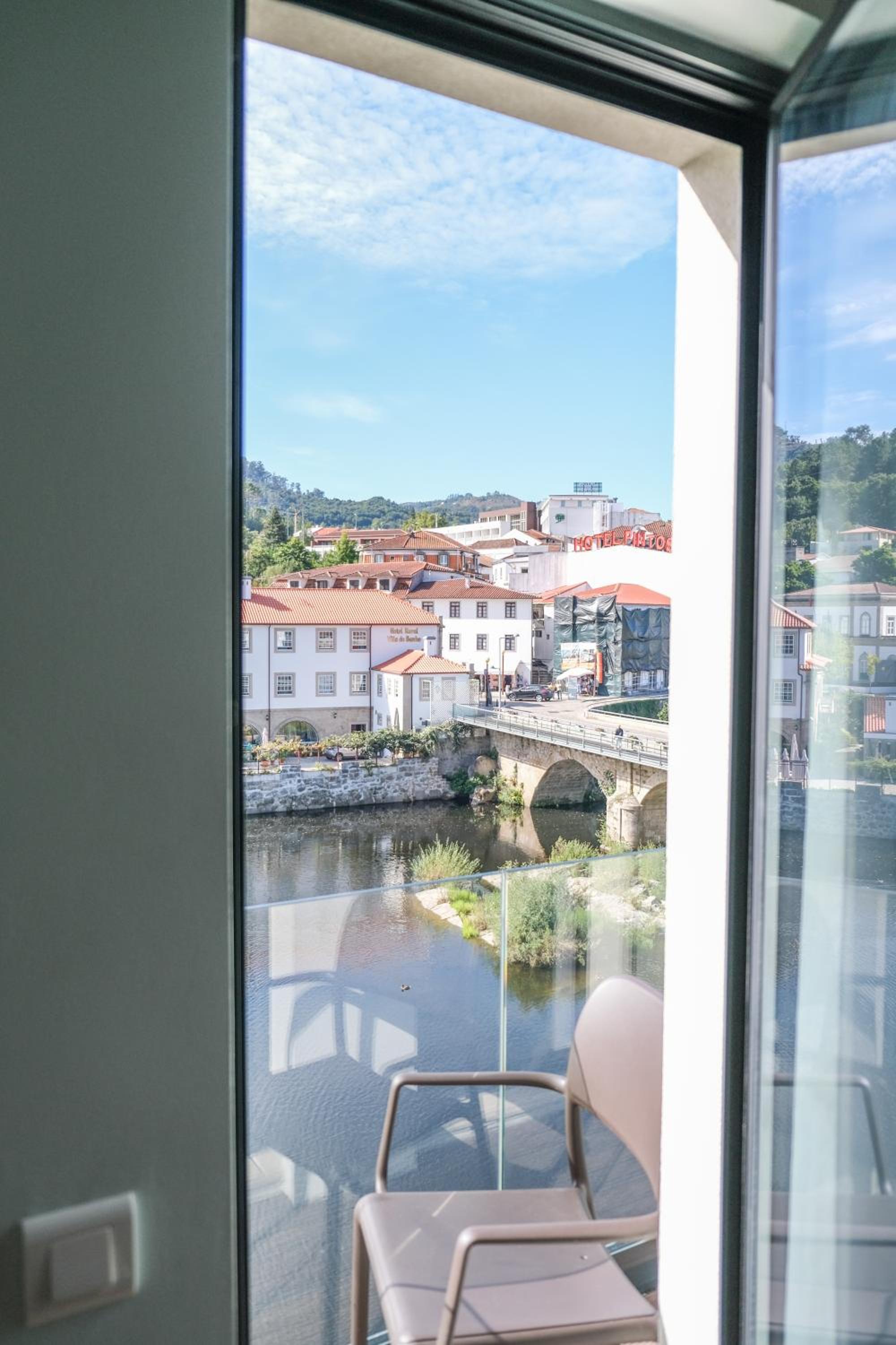 Double or Twin Room with River View - Photo 6