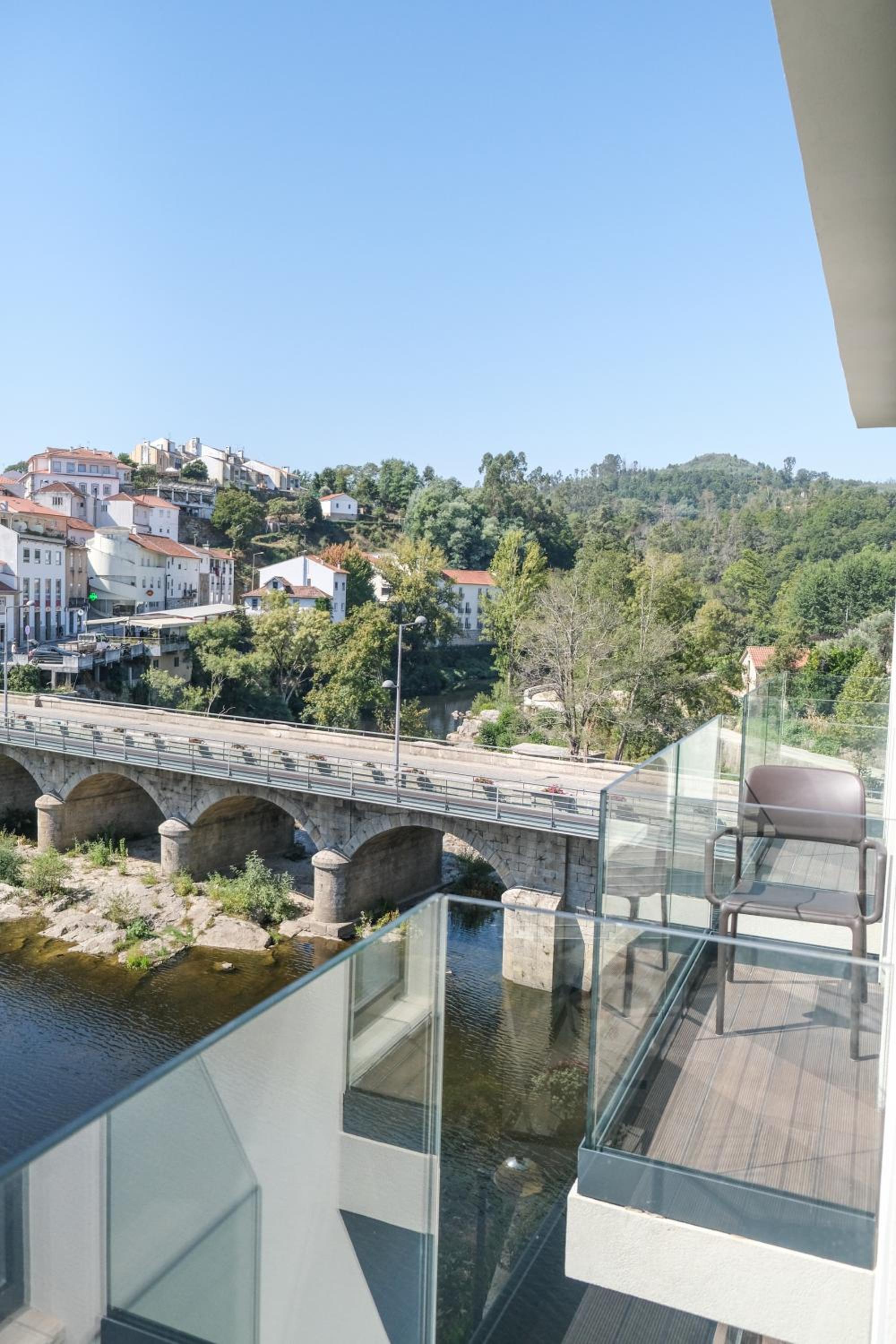 Double or Twin Room with River View - Photo 16