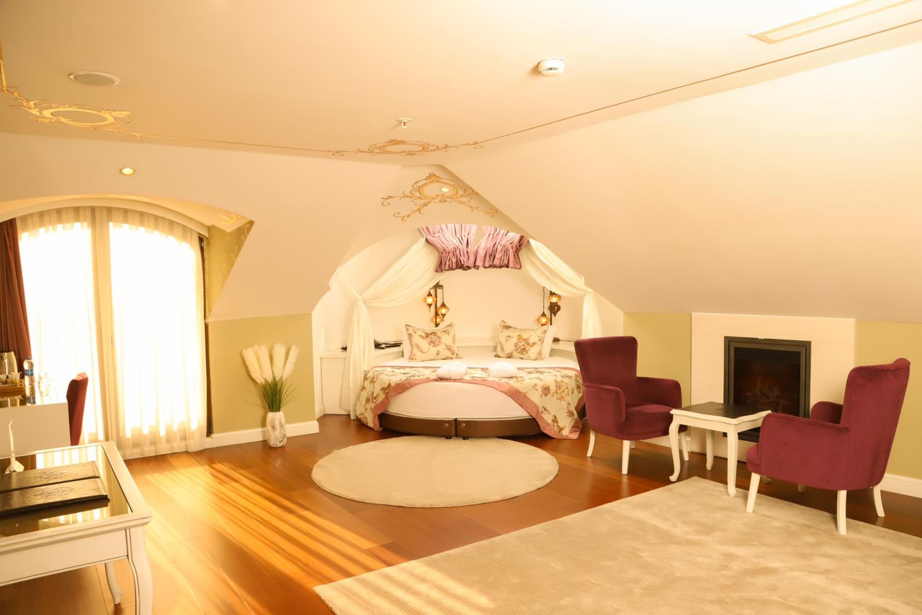 Deluxe King Suite photo 1