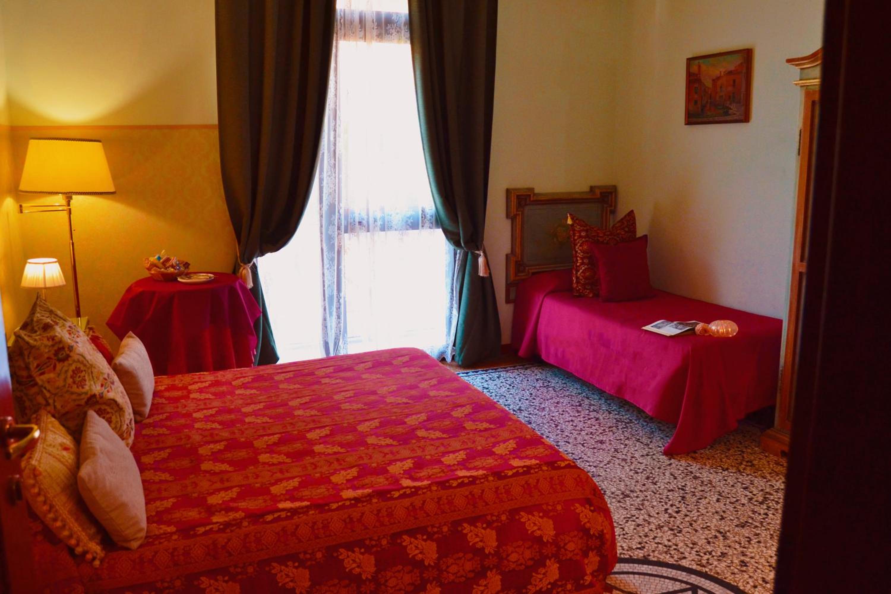 Triple Room with Shared Bathroom photo 2