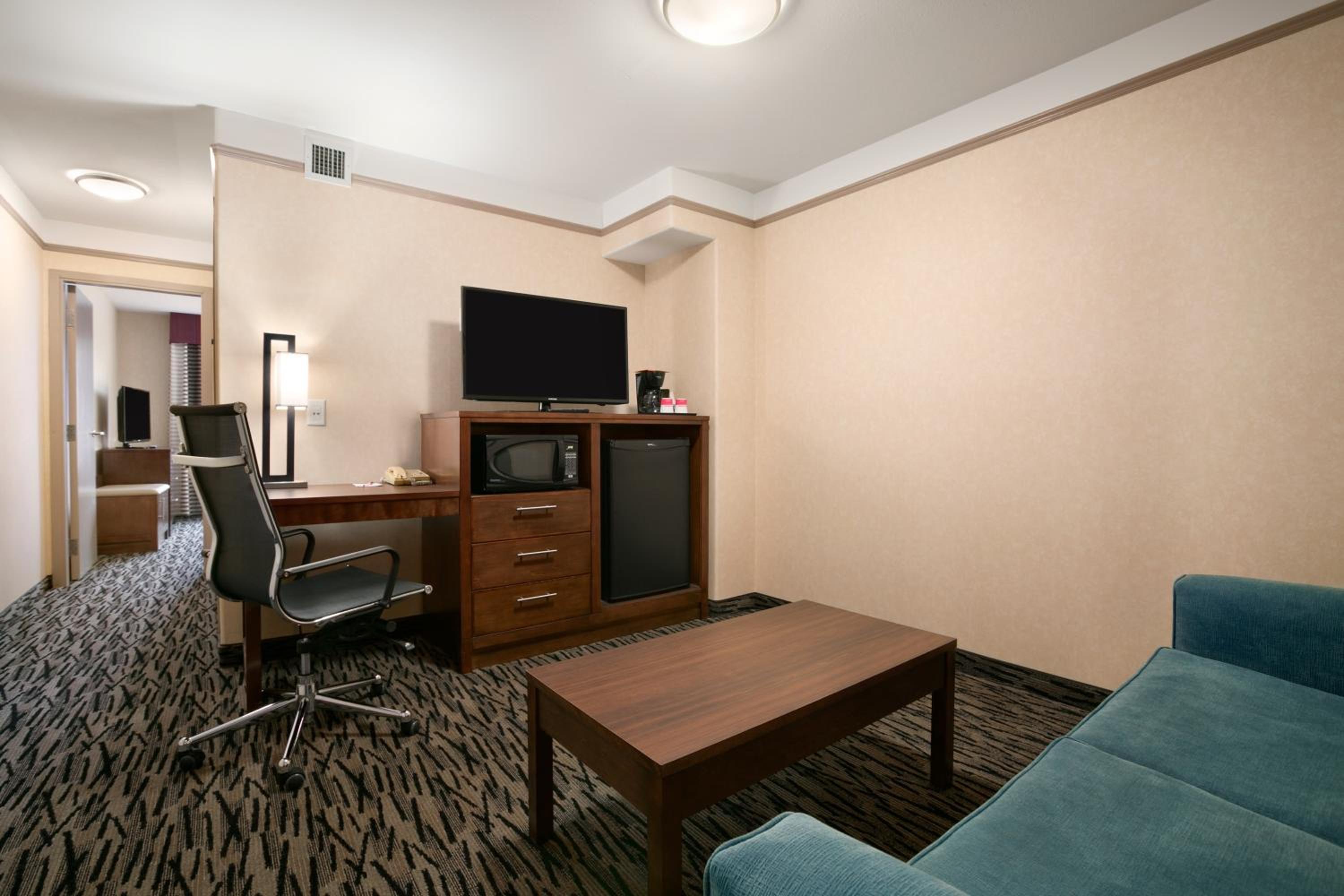 Queen Suite - Photo 8