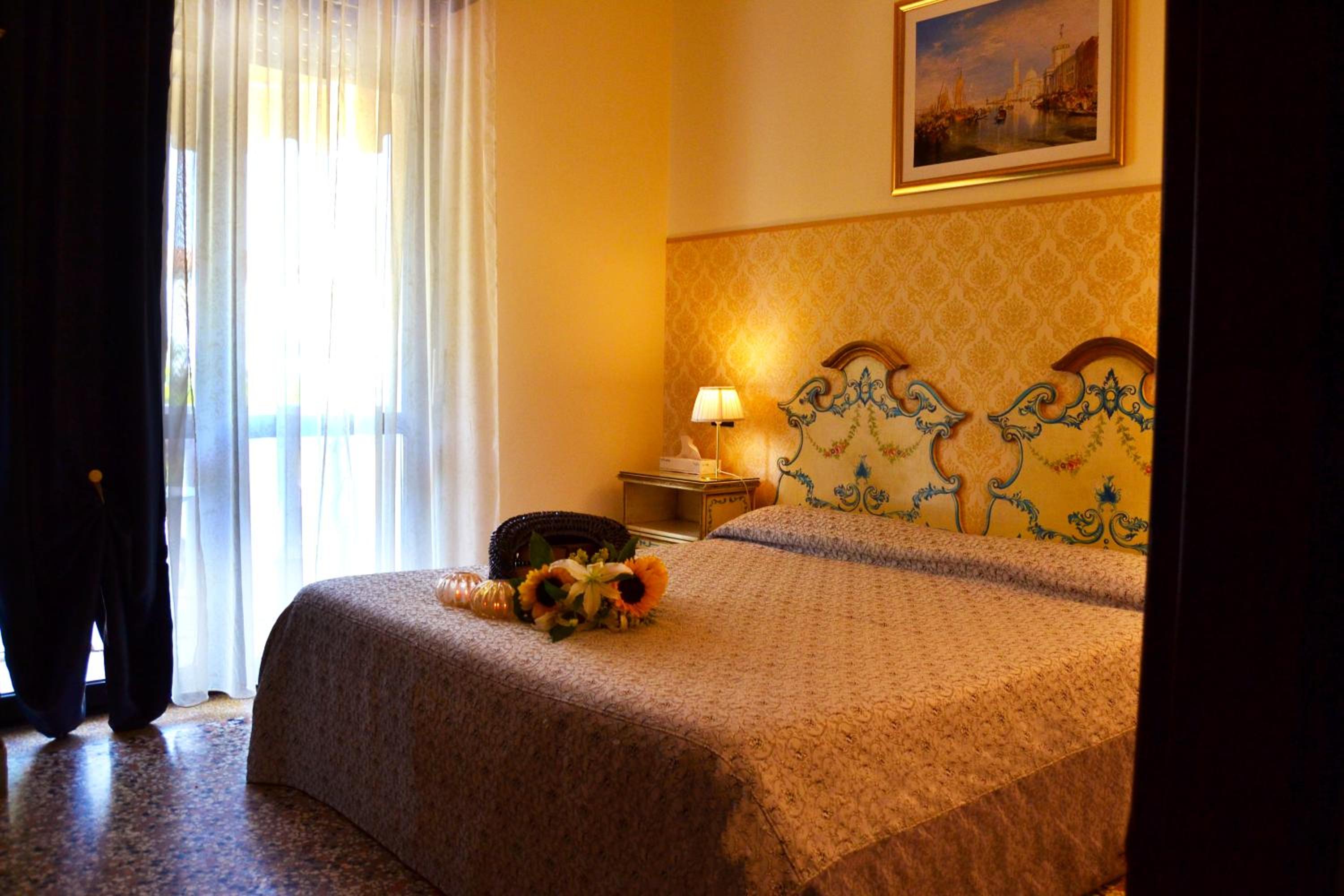 Double Room with Private External Bathroom photo 2