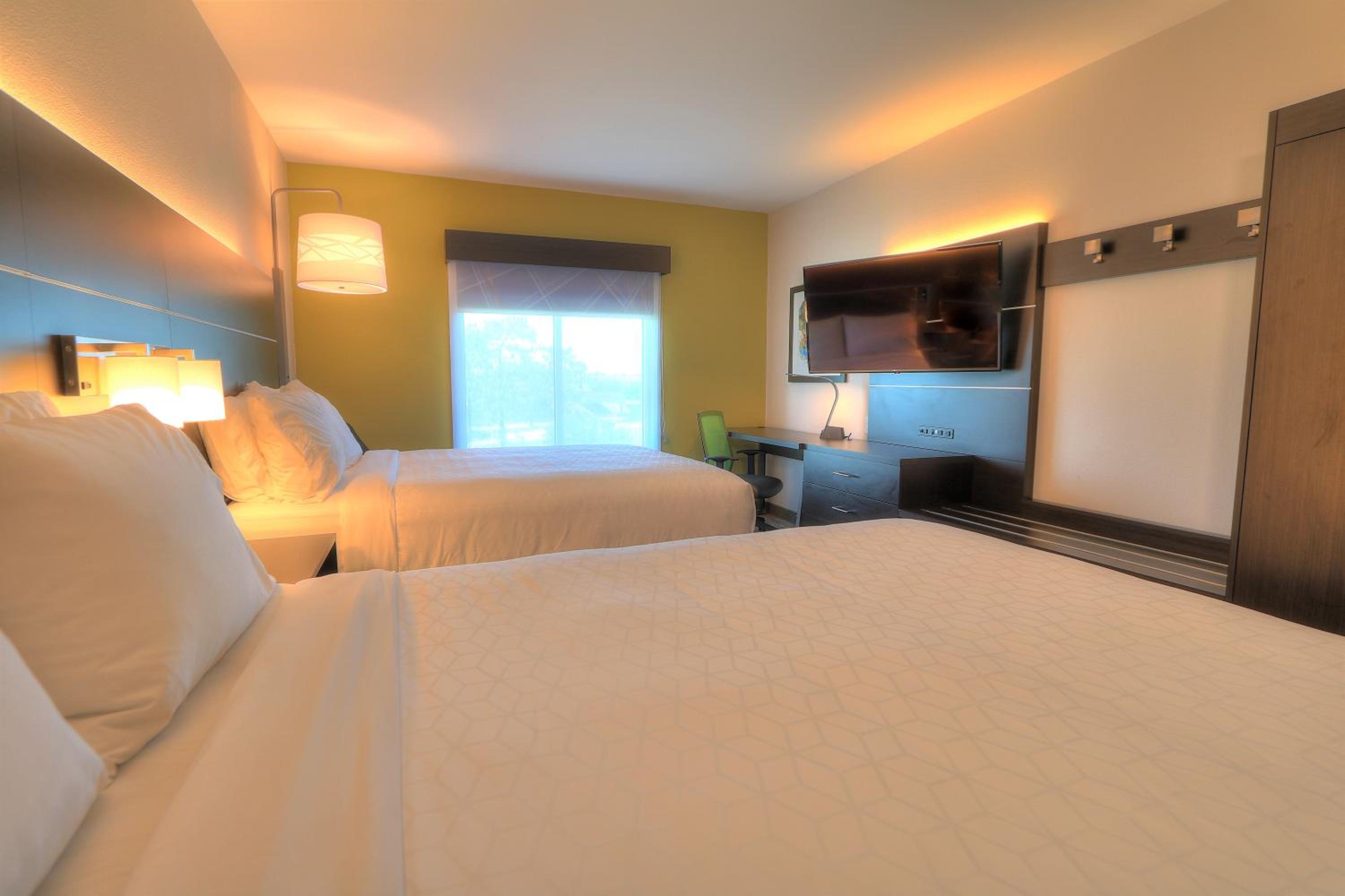 Standard Queen Room with Two Queen Beds - Photo 6