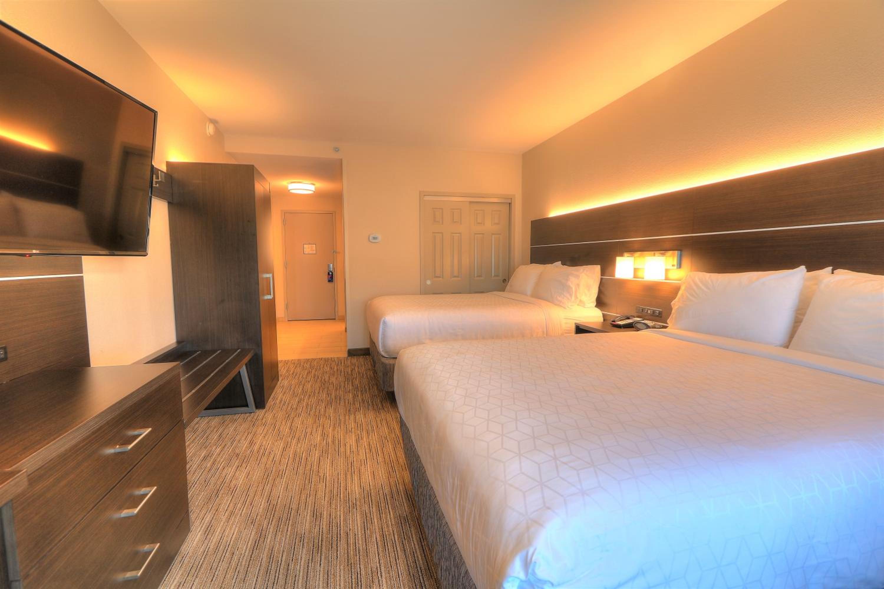 Standard Queen Room with Two Queen Beds - Photo 2