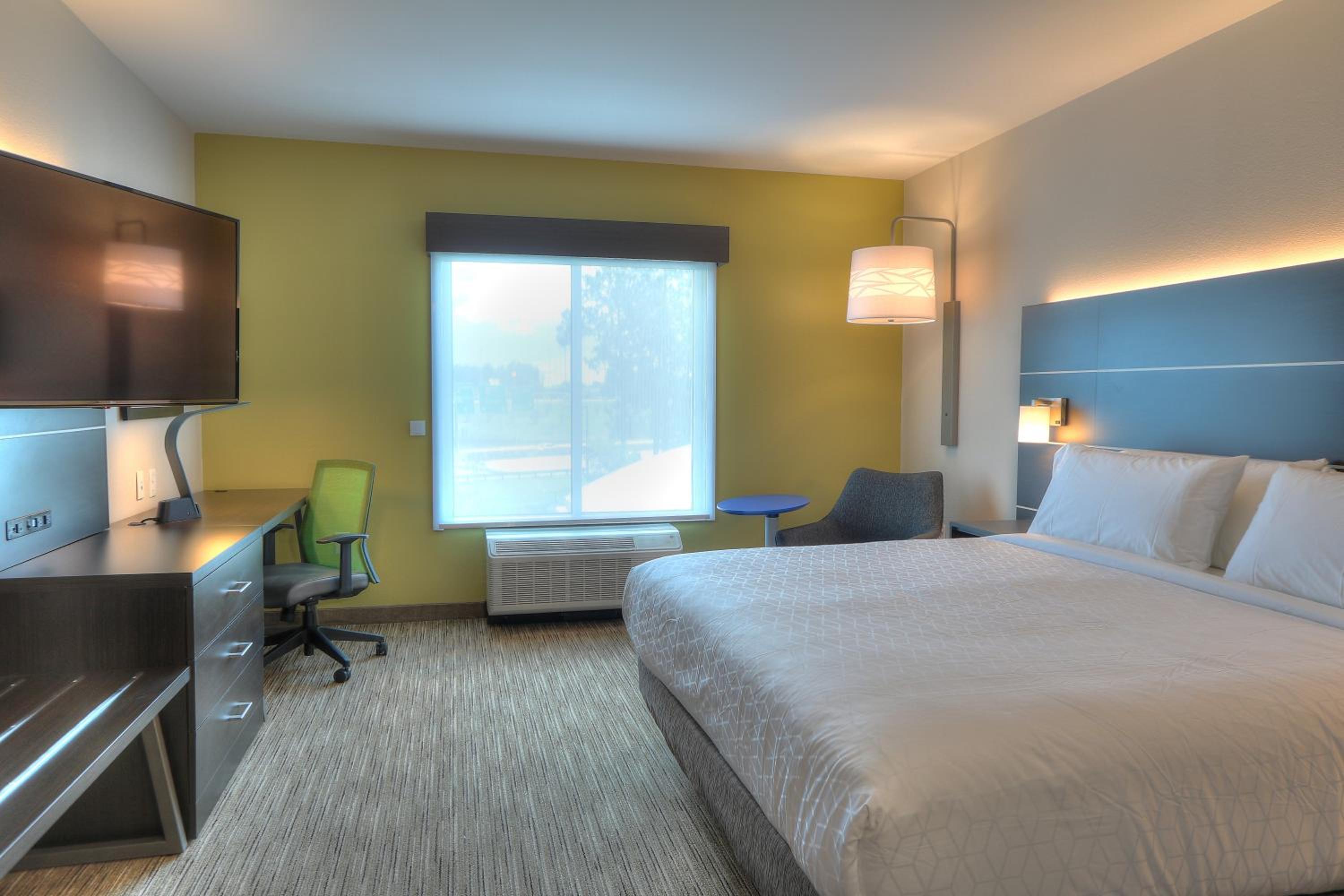 Standard King Room with Extra Floor Space - Photo 4