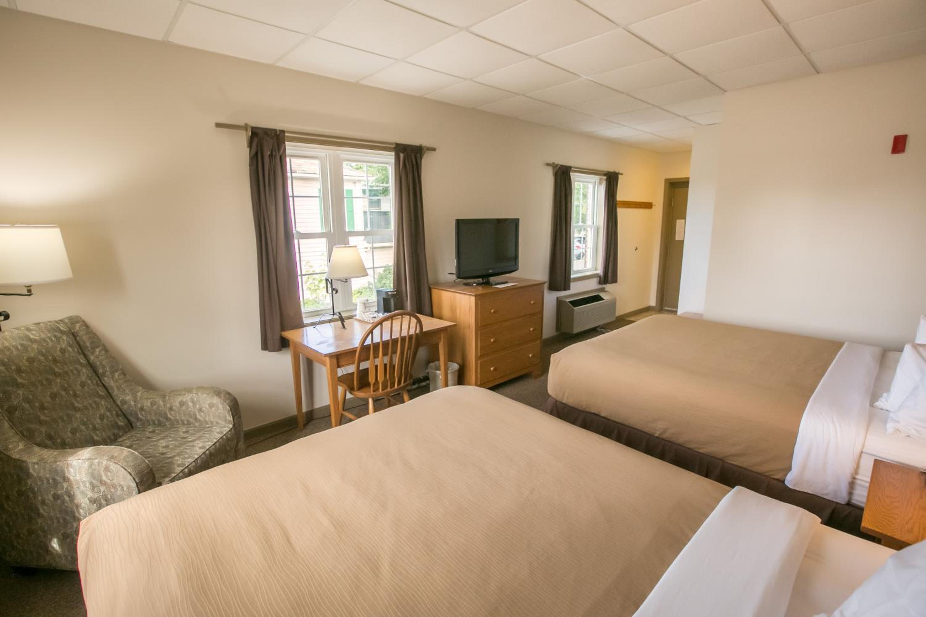 Queen Room with Two Queen Beds - Lower Level (No Steps) photo 1