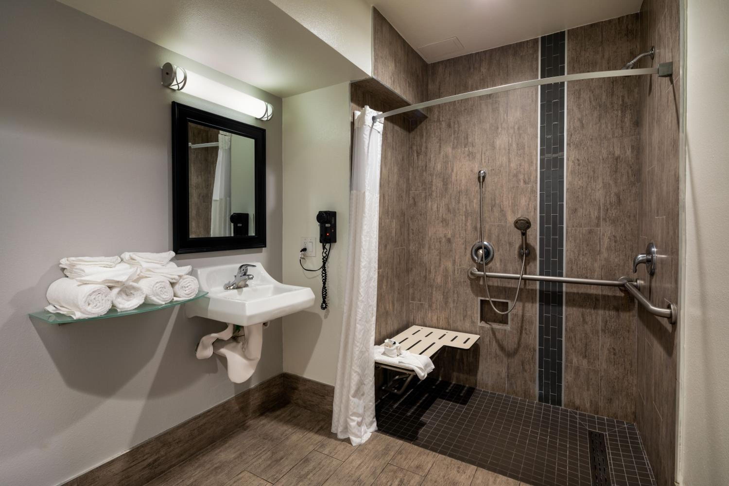 Queen Room with Two Queen Beds - Mobility Access/Non-Smoking - Photo 7