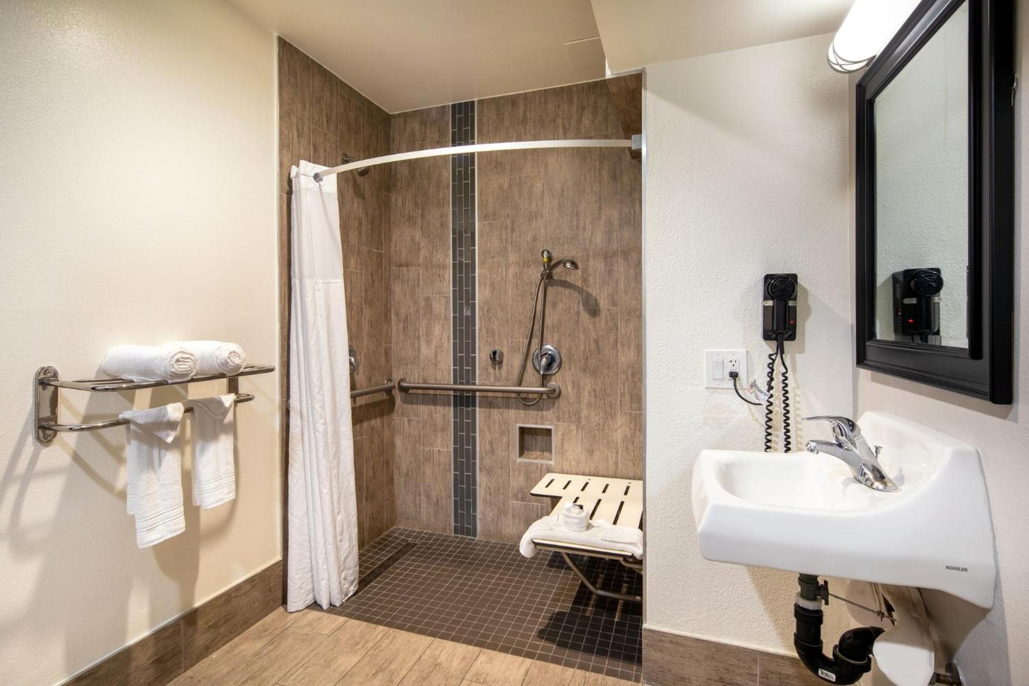 Queen Room with Two Queen Beds - Mobility Access/Non-Smoking - Photo 6