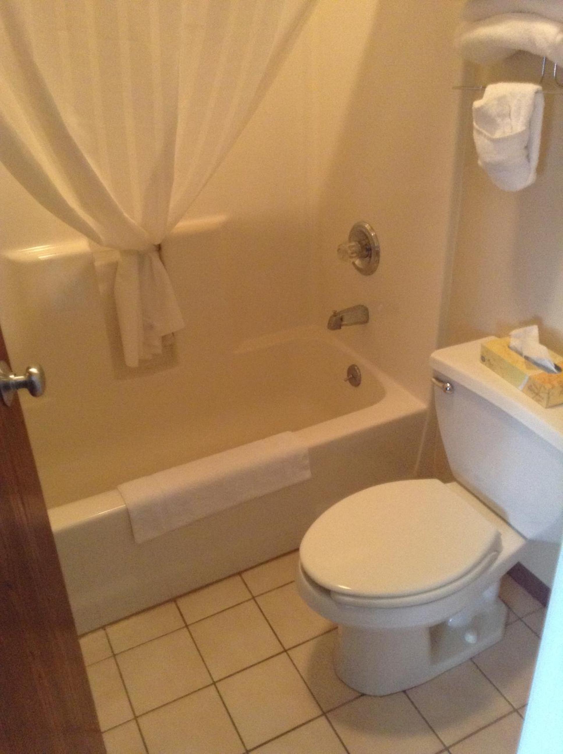 Queen Room with Two Queen Beds - Non-Smoking - Photo 8