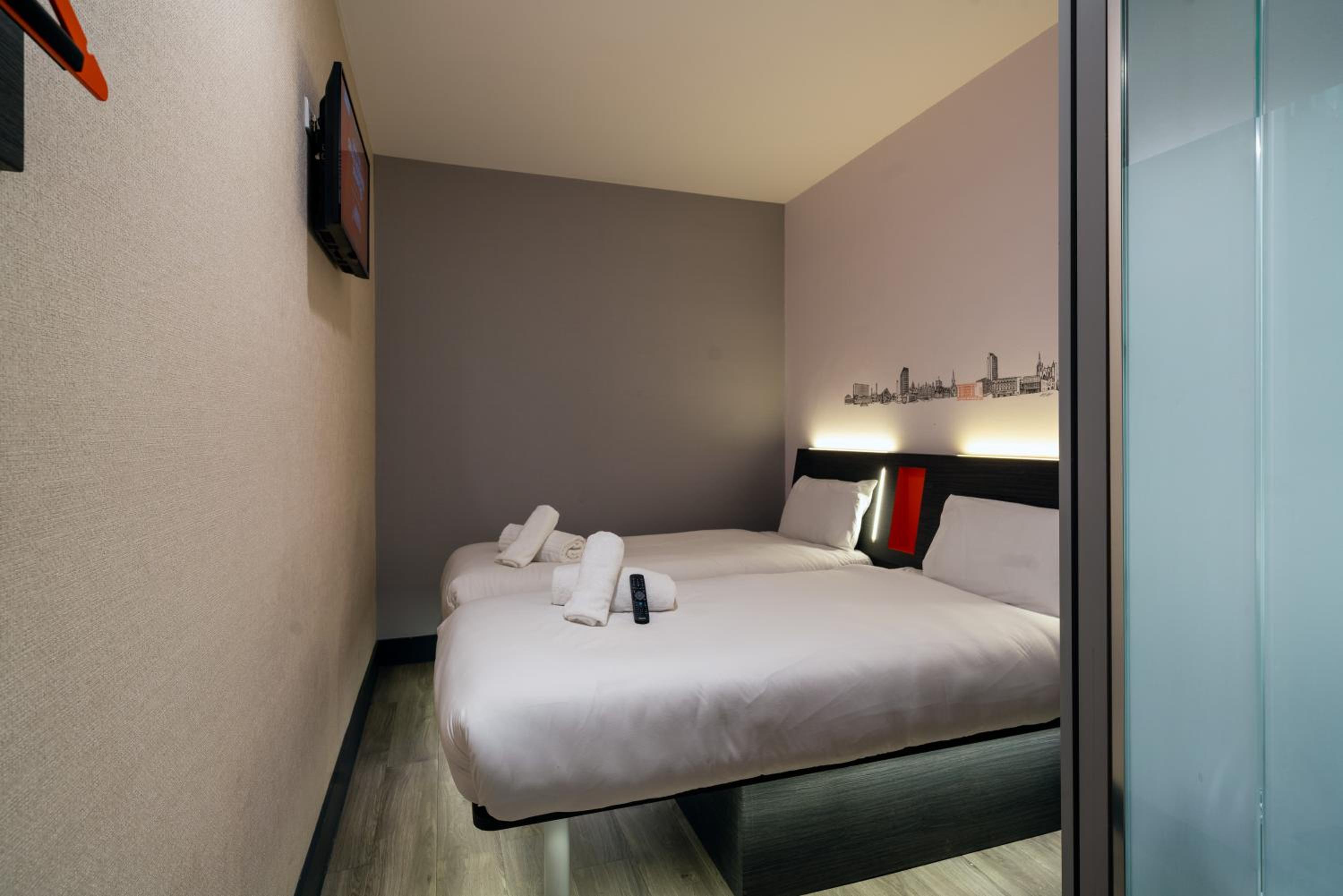 Twin Room - No Window photo 2