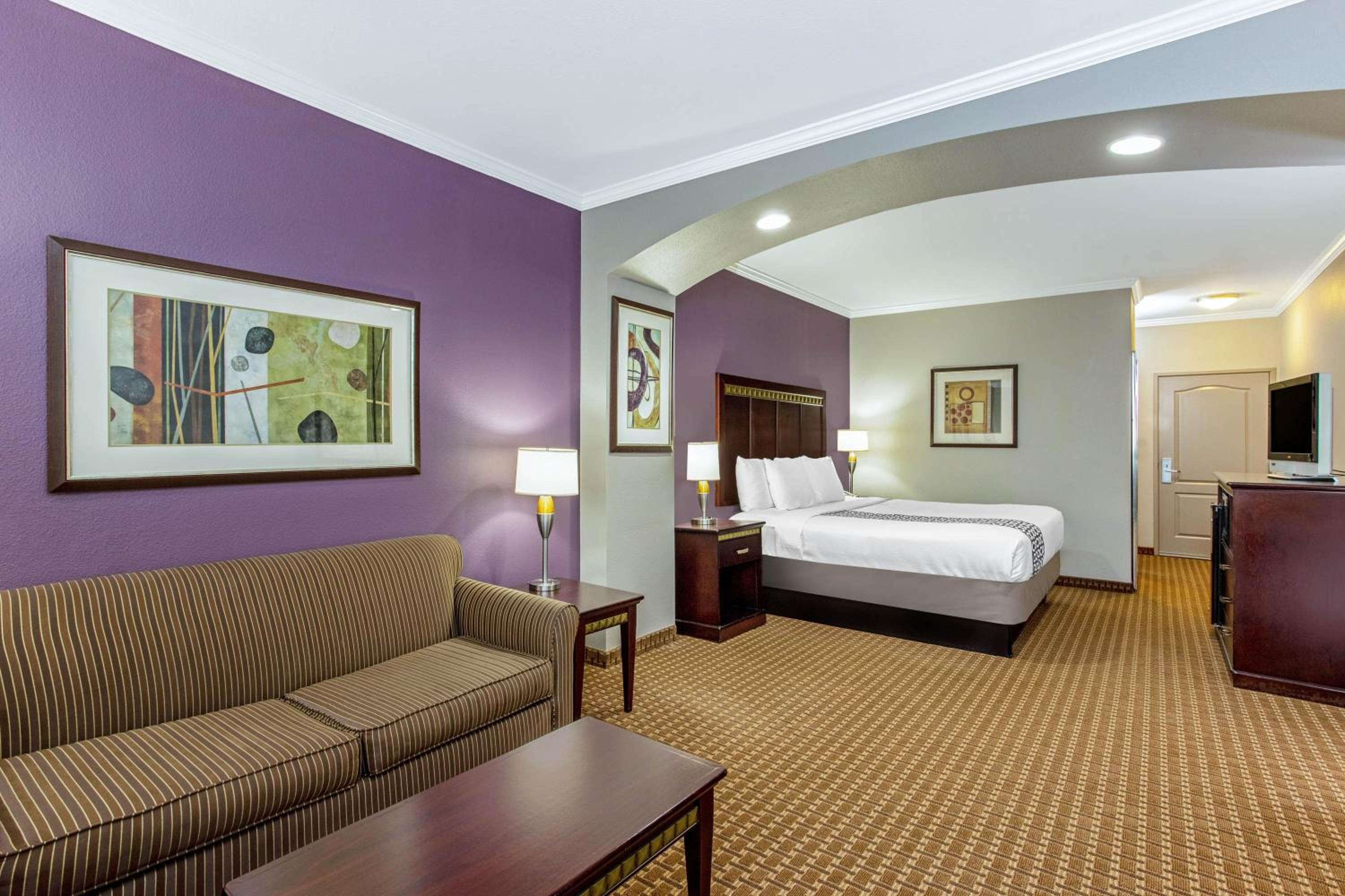 Deluxe King Room - Non-Smoking - Photo 3