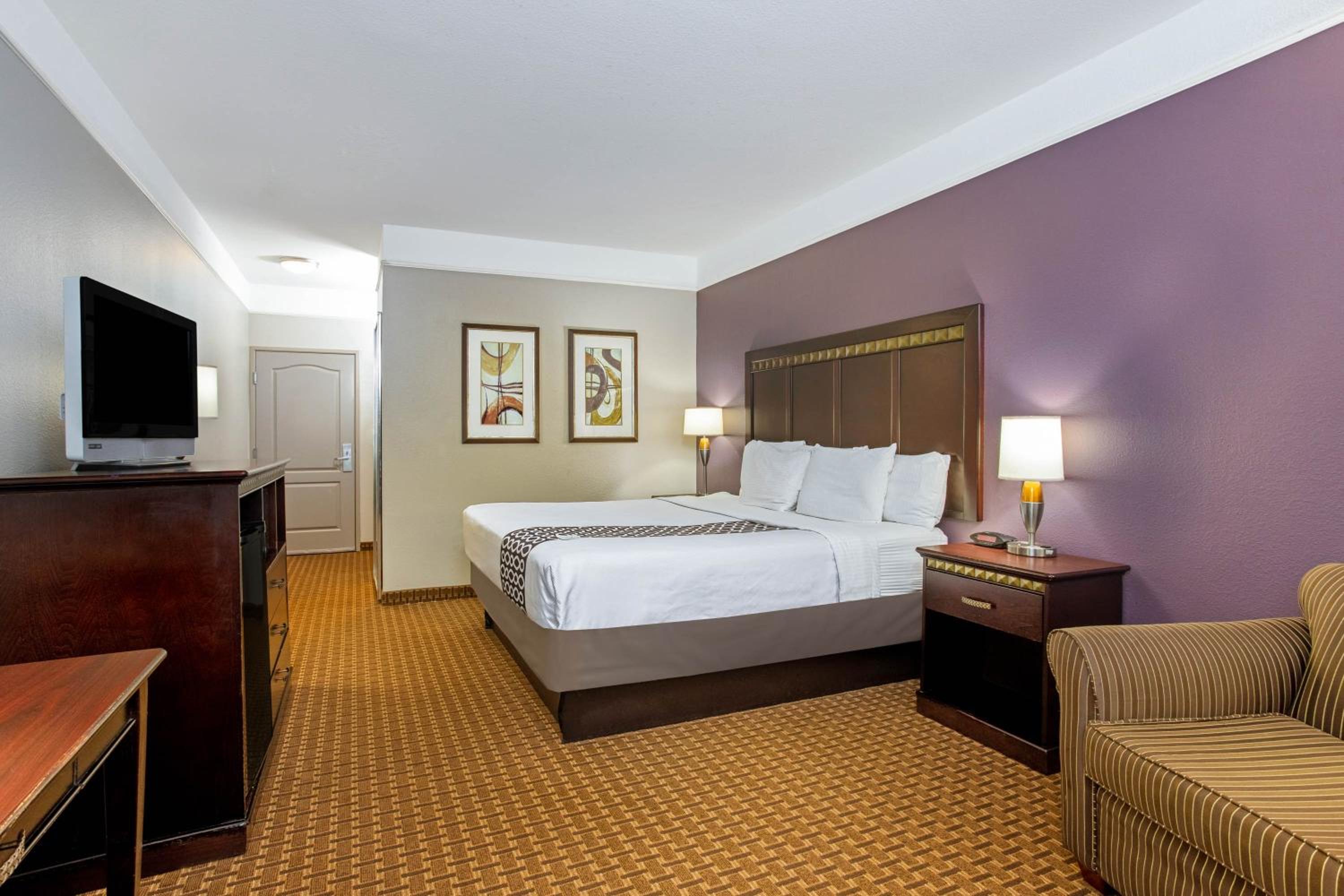 King Room - Non-Smoking - Photo 2