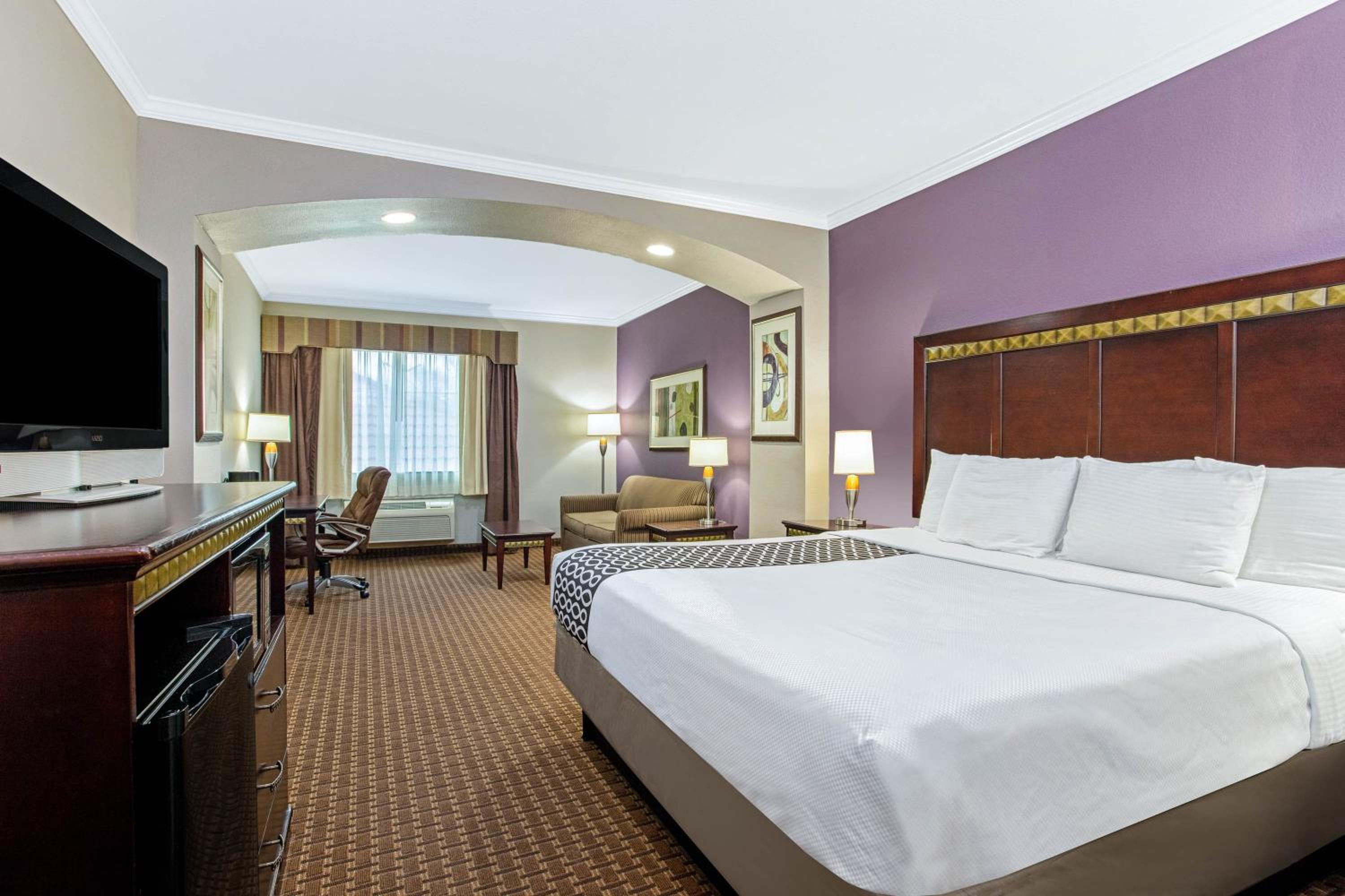 Deluxe King Room - Non-Smoking - Photo 2