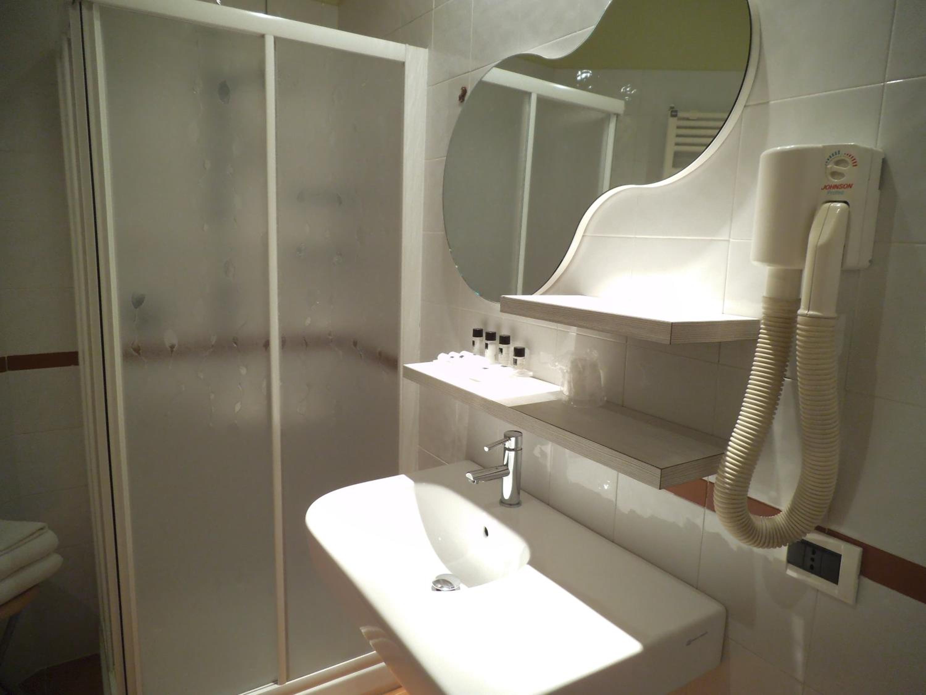 Double or Twin Room - Photo 7