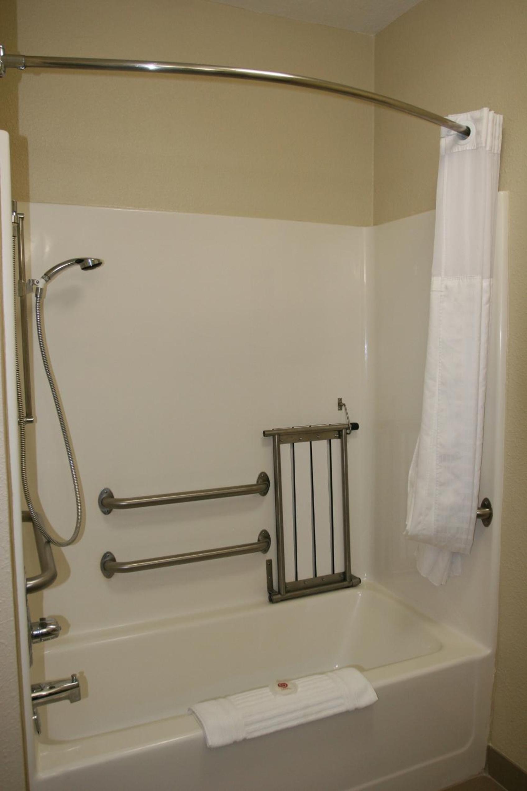 Queen Room with Two Queen Beds - Accessible/Non-Smoking  photo 3