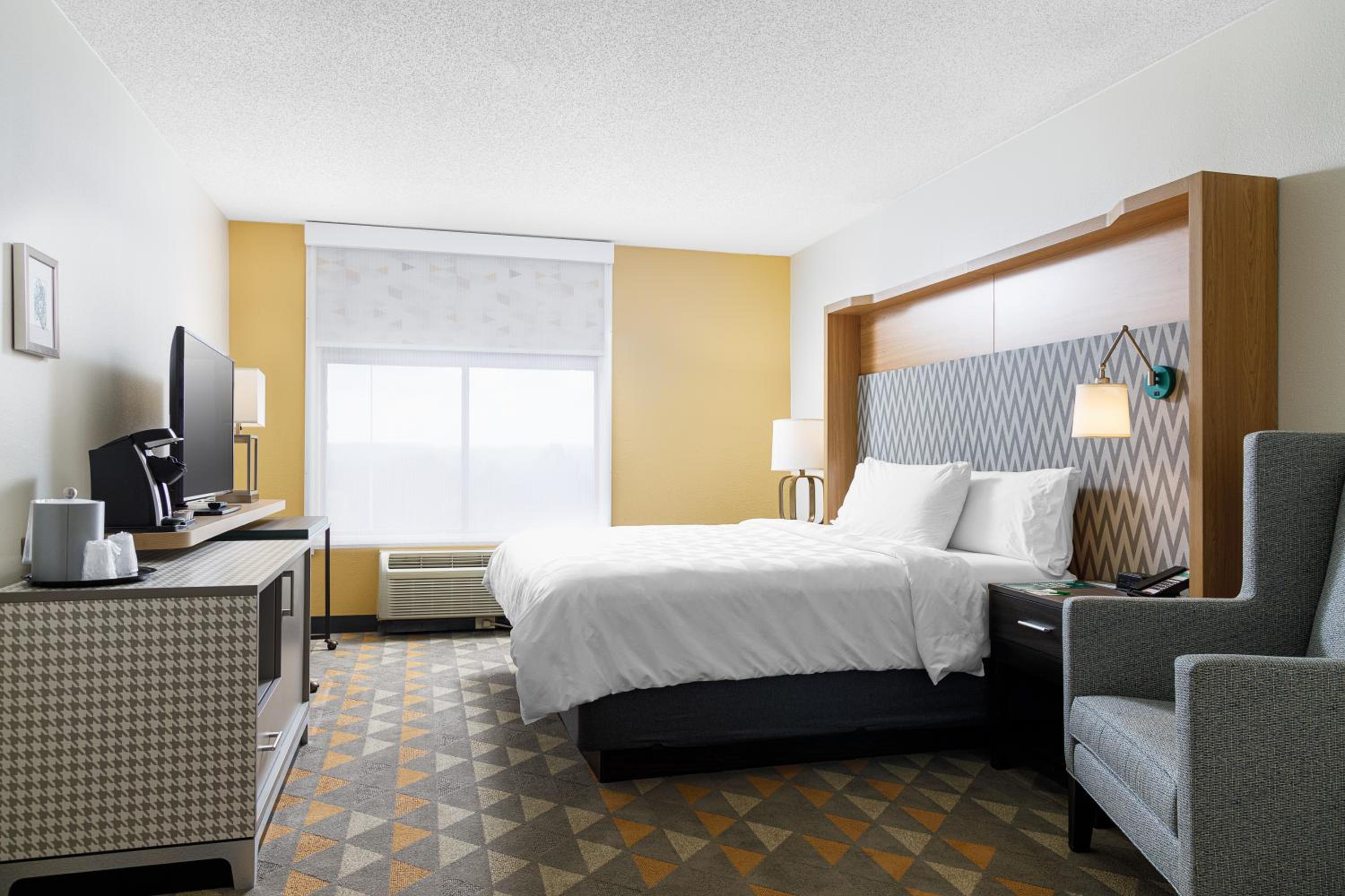 Standard King Room with Sofa Bed - Photo 1
