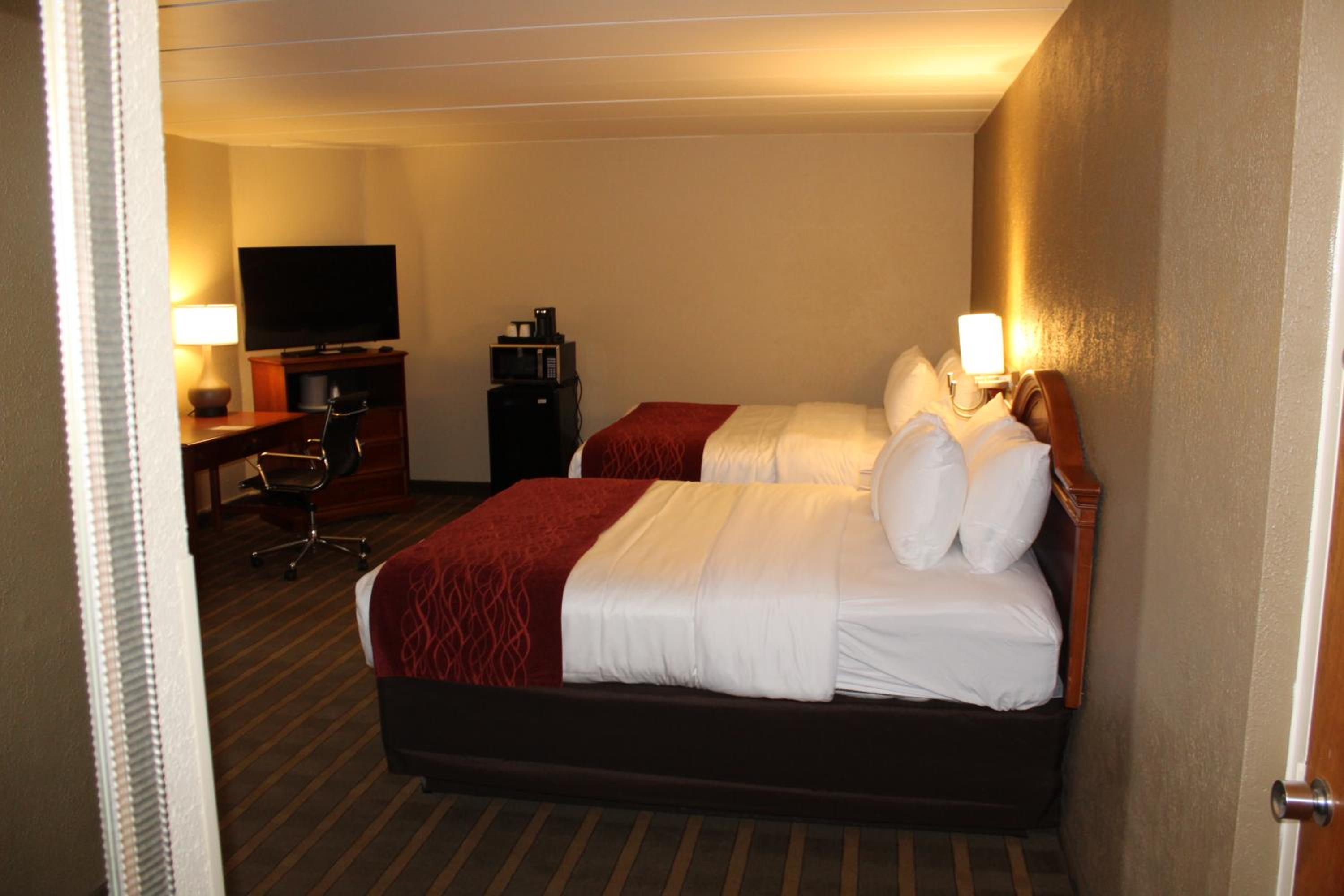 Standard Queen Room with Two Queen Beds - Non-Smoking photo 1