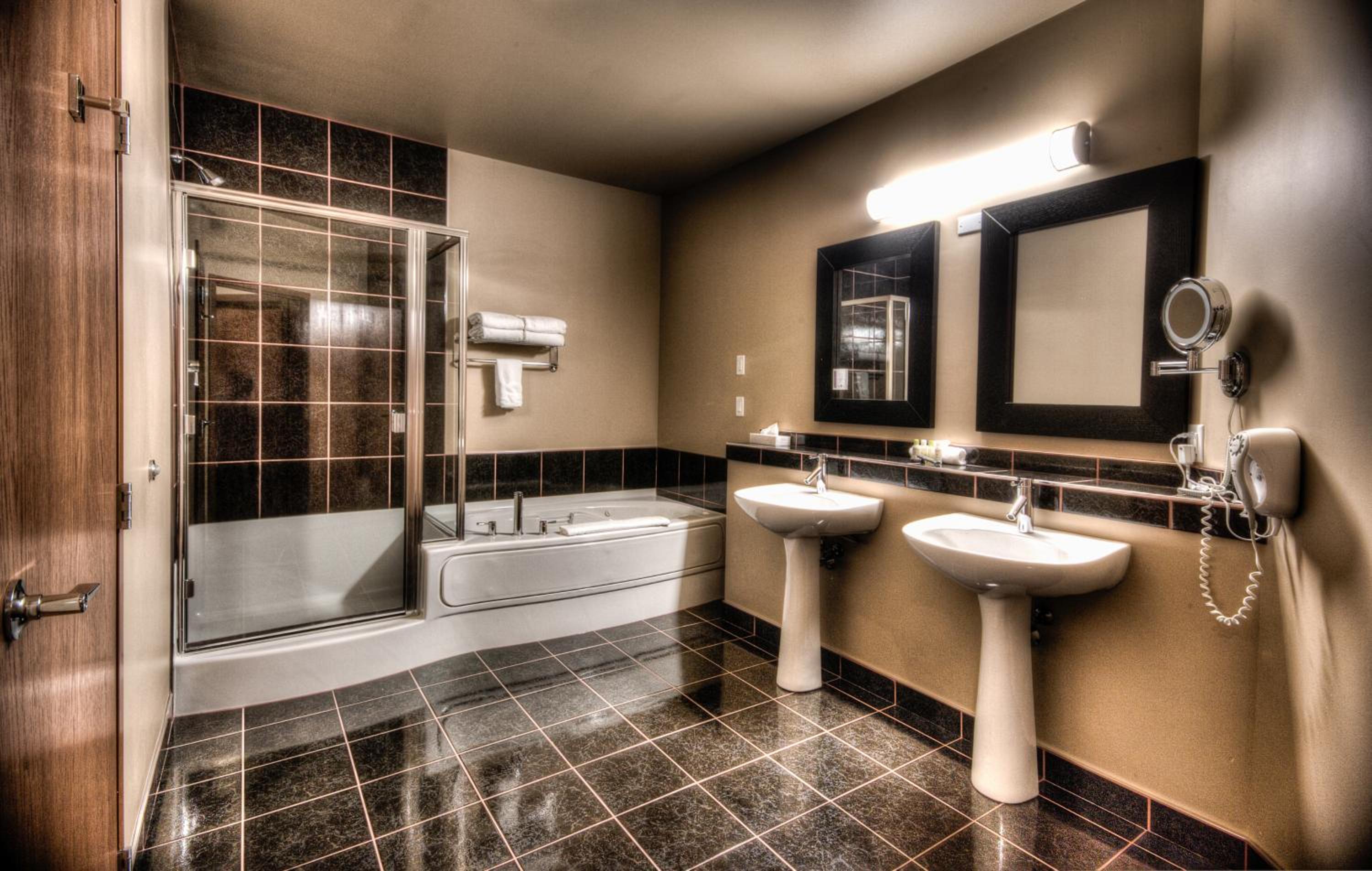 2 Bedroom Suite With 2 King Beds, Washer/Dryer And Full Kitchenette photo 3