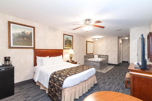 Deluxe King Room with One King Bed, Non-Smoking - Photo 5