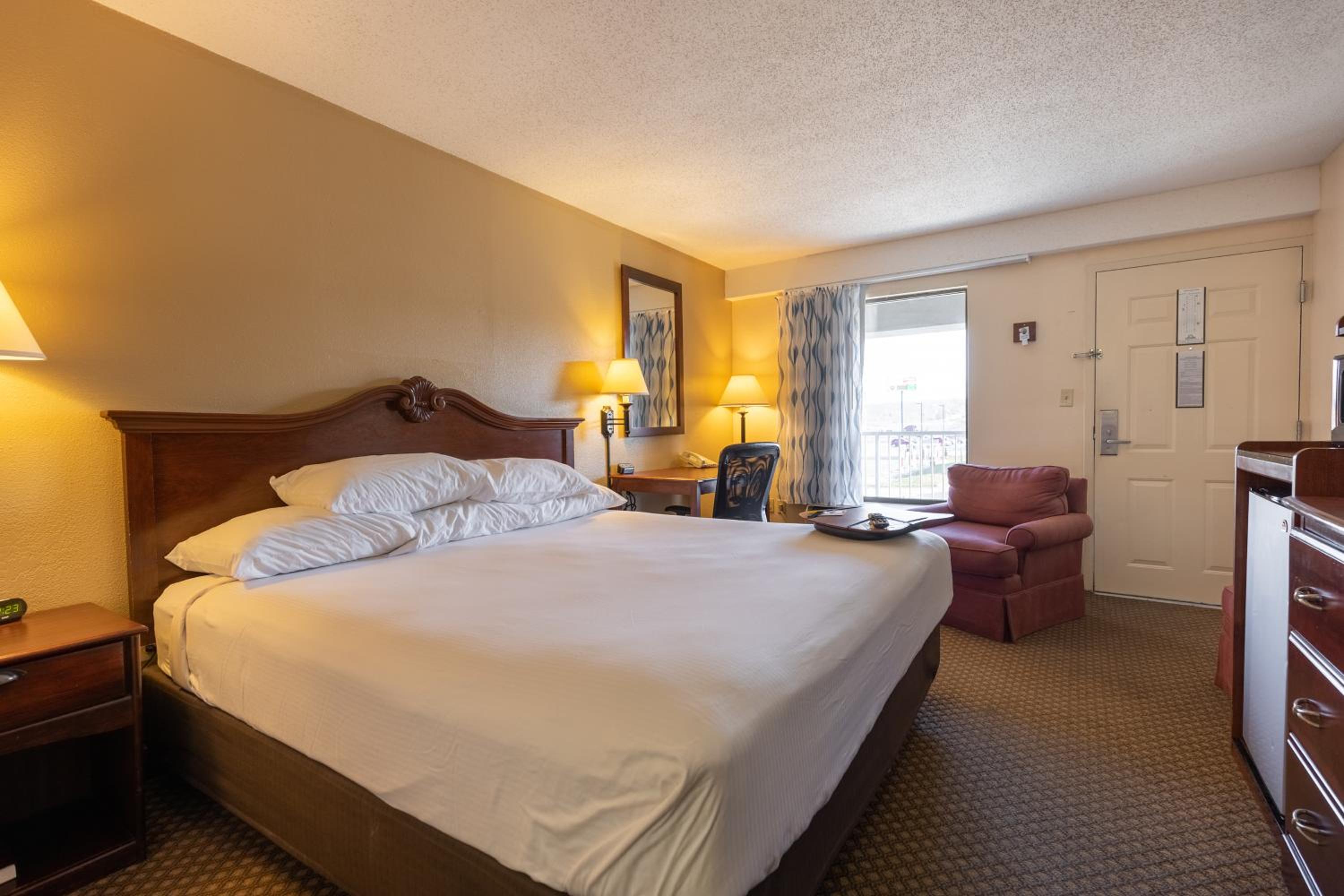 King Room - Non-Smoking - Photo 8