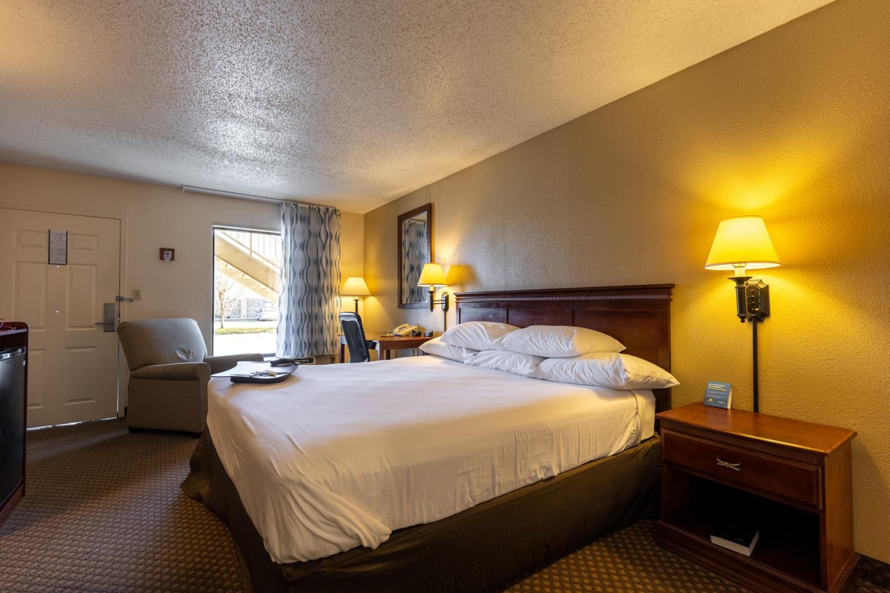 King Room - Non-Smoking - Photo 7