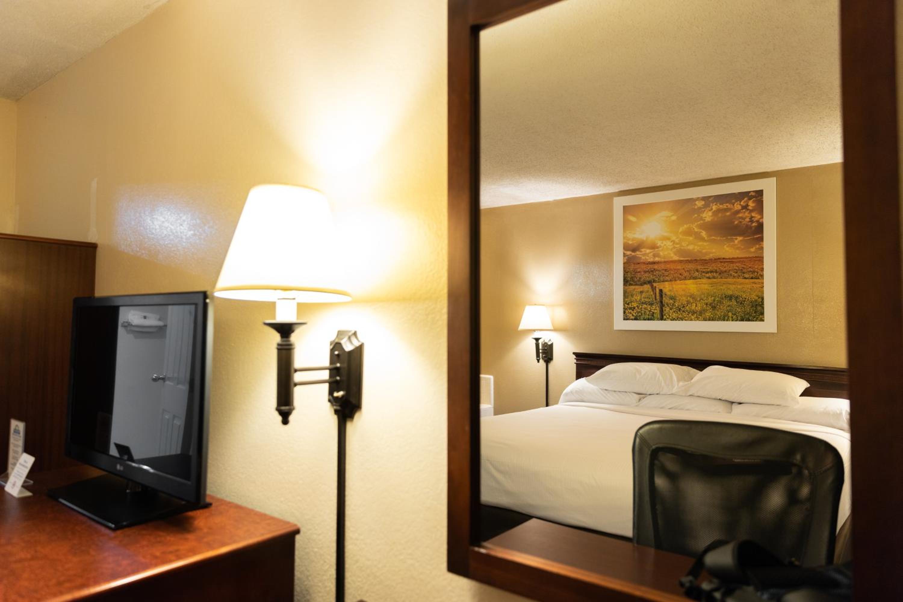 King Room - Non-Smoking - Photo 5