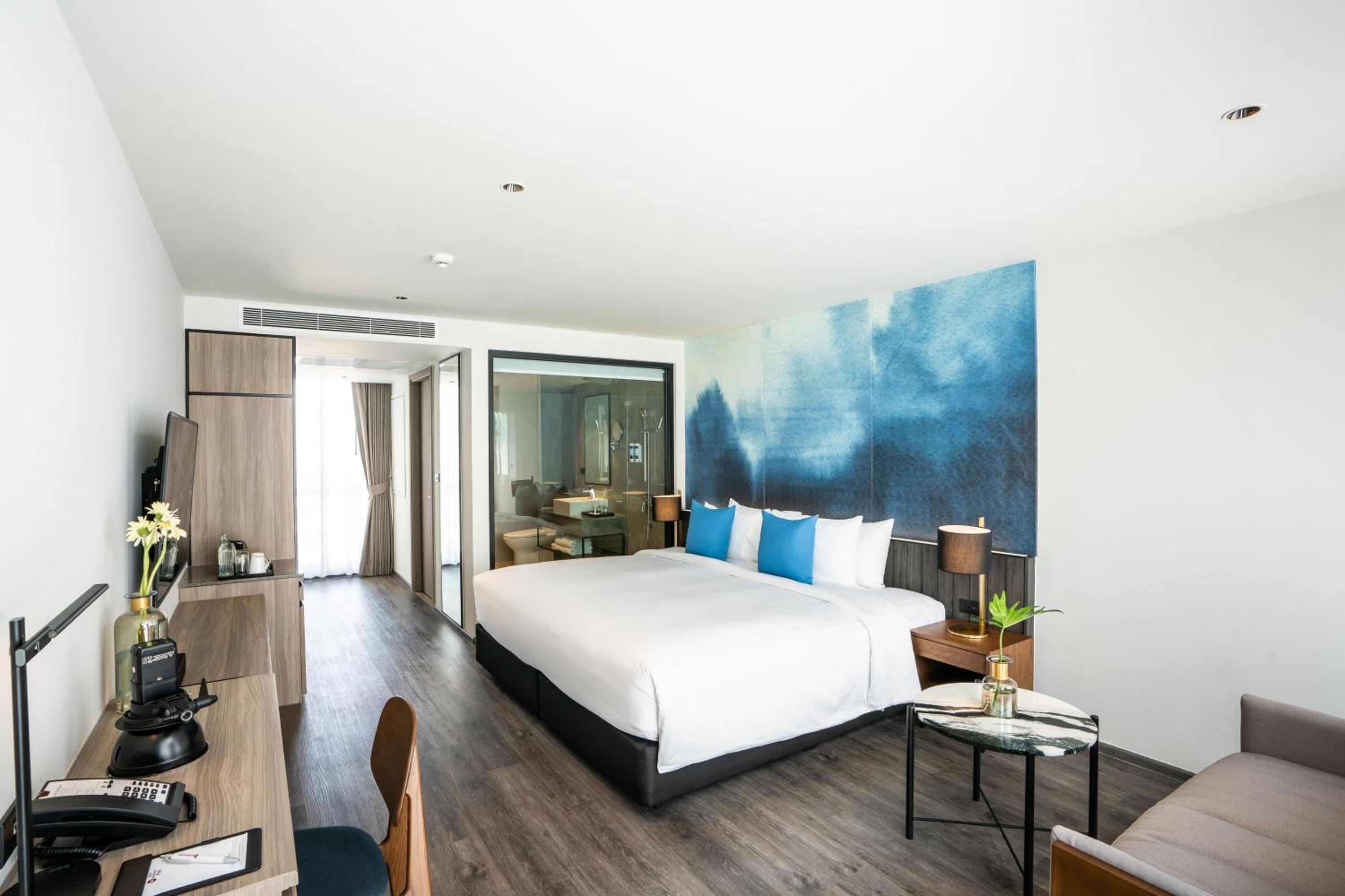 Deluxe Corner Double Room with Pool View - Non-Smoking - Photo 5
