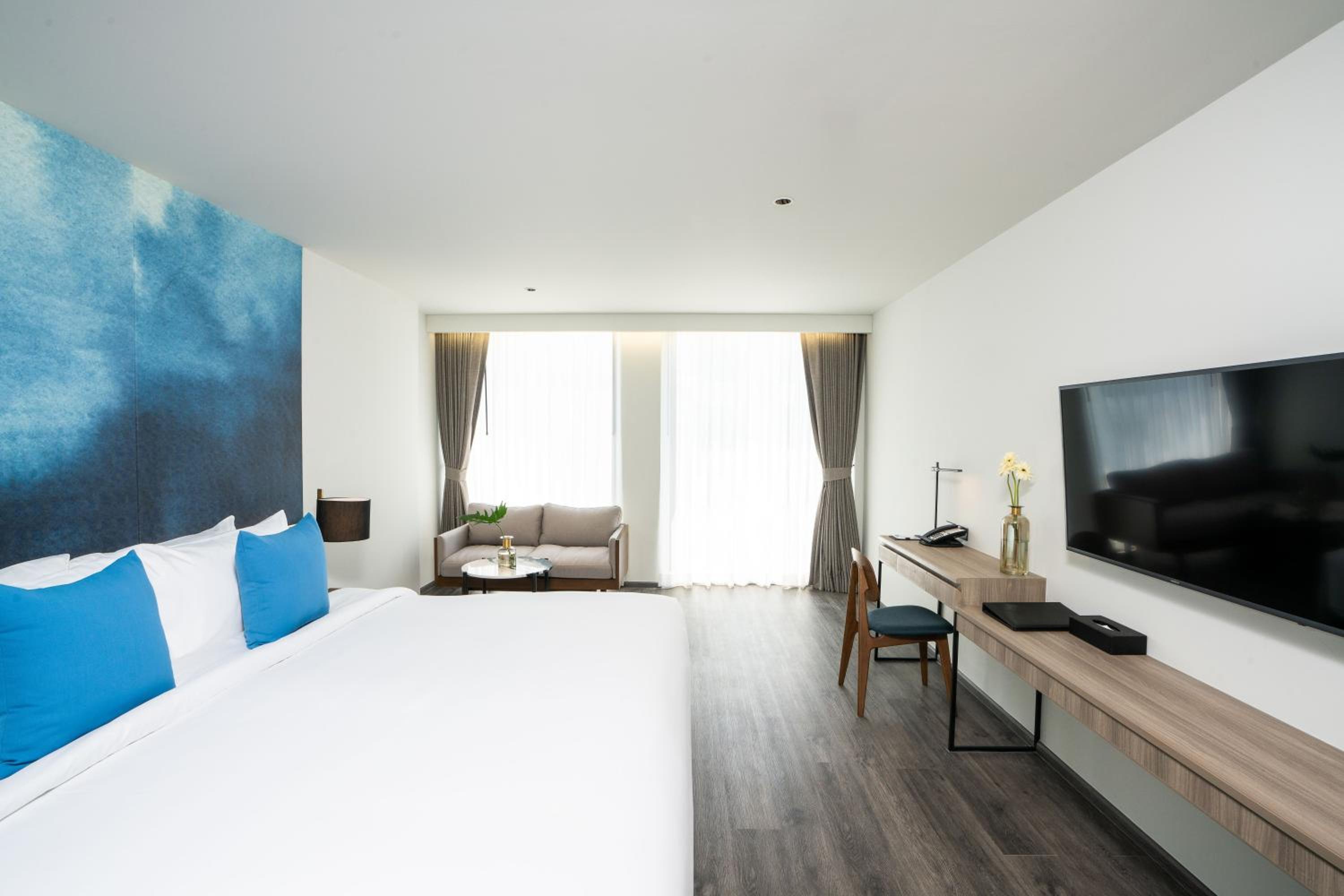 Deluxe Corner Double Room with Pool View - Non-Smoking - Photo 2