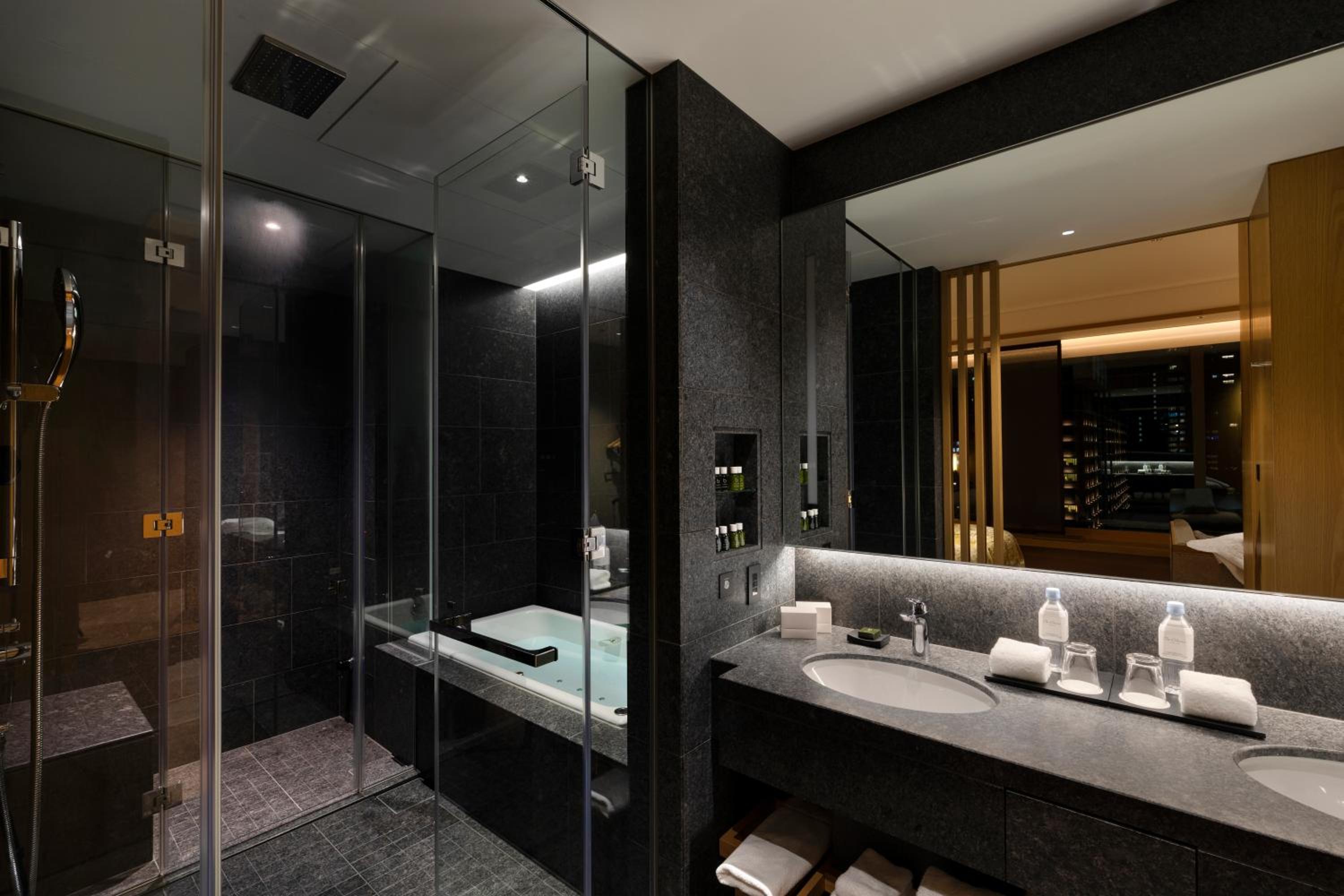 The Okura Heritage Tokyo bathroom photo